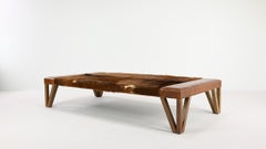 Importante banquette de jour Lionel Jadot en cuir de vache, cuir et chêne. C.2010