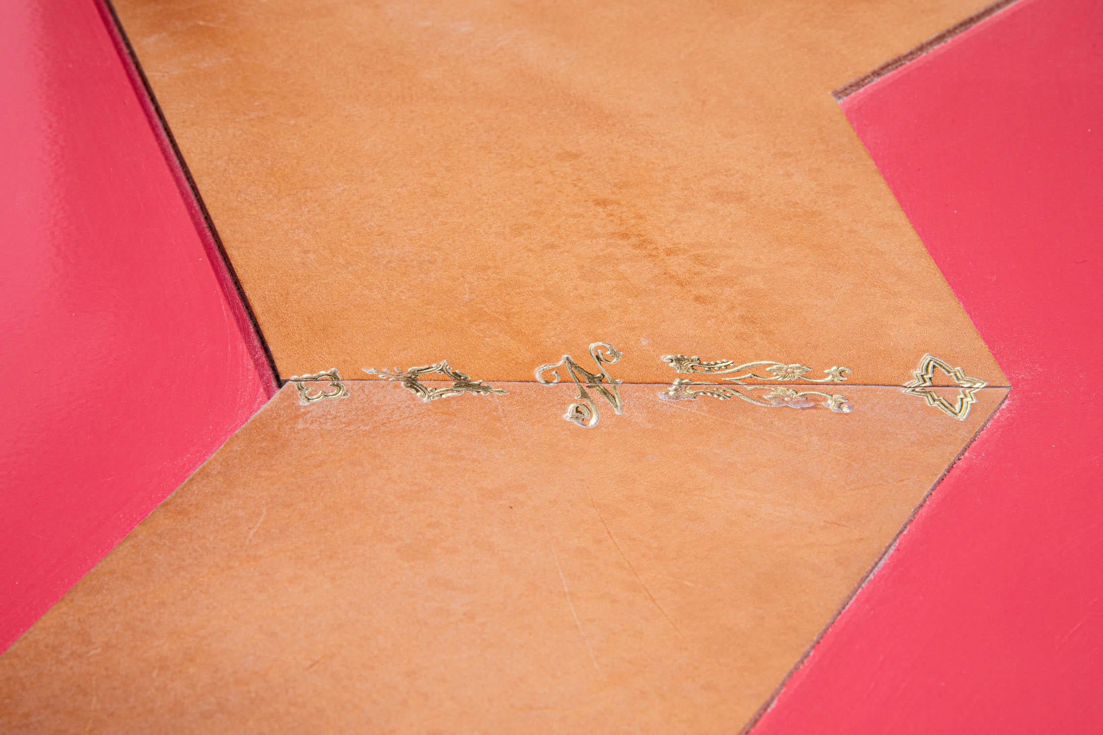 Die Idee für Leather Time war eine Herausforderung, einen Tisch aus einem einzigen Messingblech zu formen. Die leuchtend rosafarbene Farbe wurde von Malabar-Kaugummi inspiriert und verleiht dem leicht industriellen Touch einen Hauch von Laune.