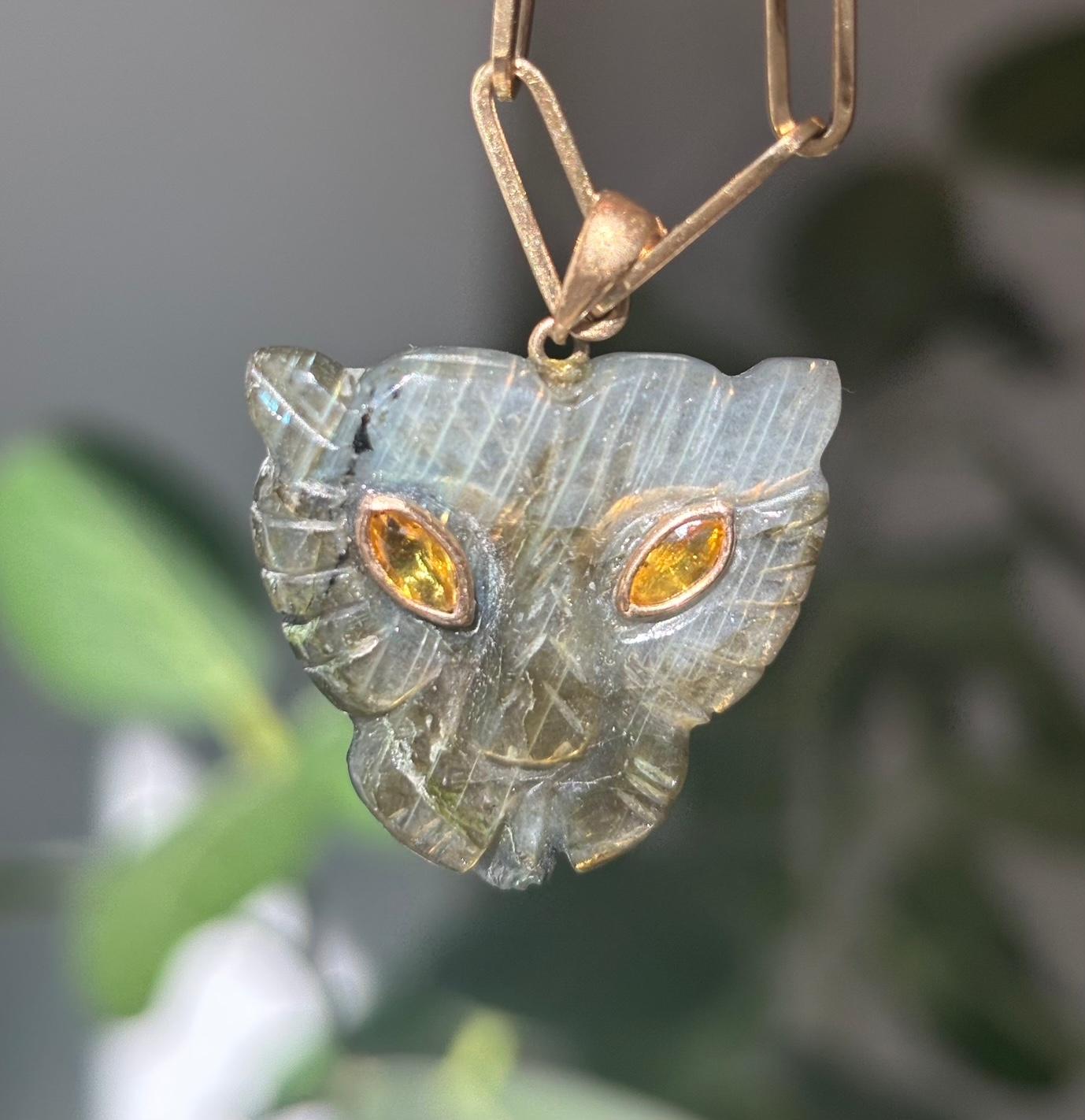 Taglio brillante Ciondolo a forma di leonessa, labradorite, zaffiri gialli e oro 14k in vendita