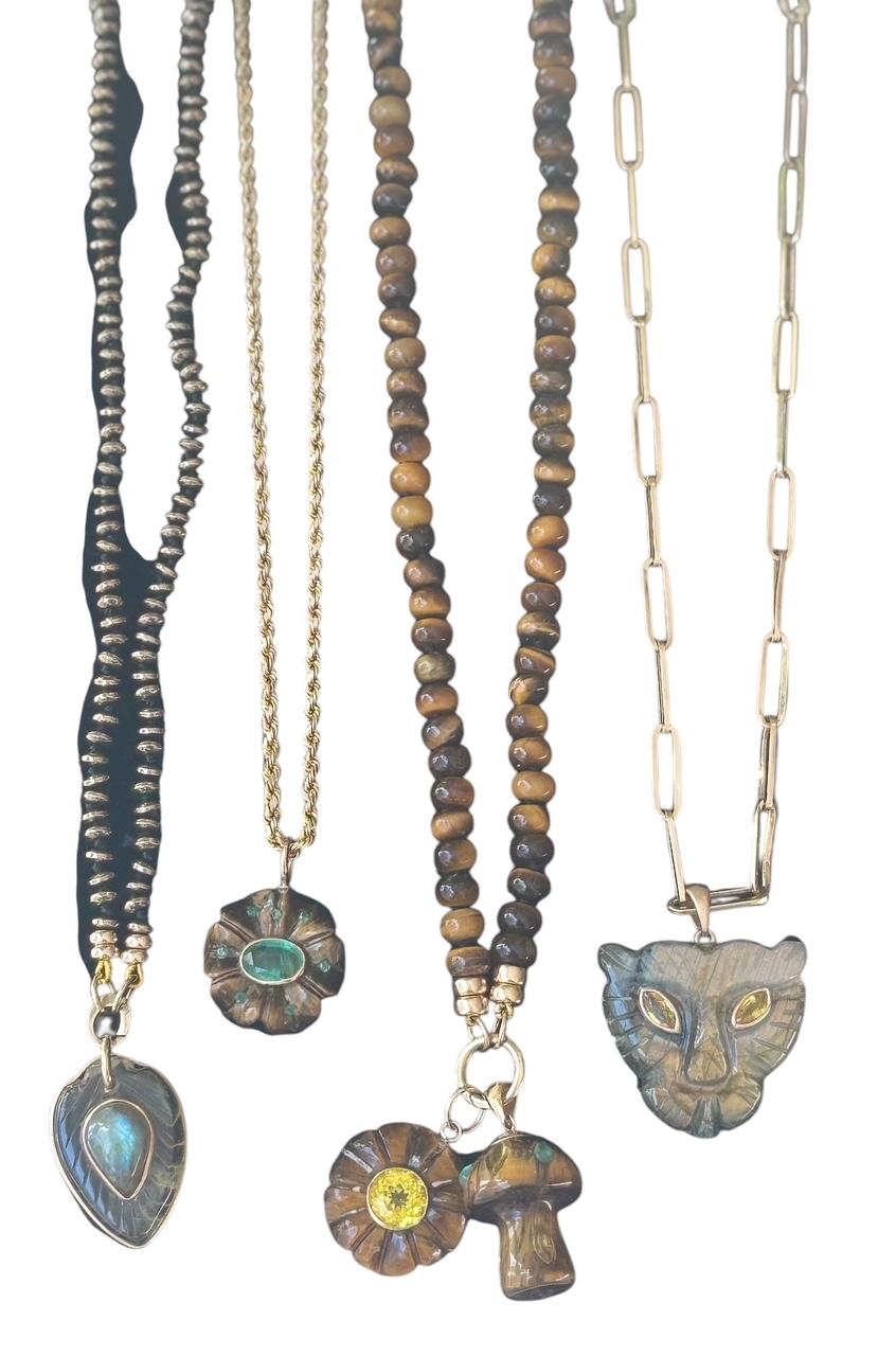 Ciondolo a forma di leonessa, labradorite, zaffiri gialli e oro 14k In condizioni Nuovo in vendita a New York, NY