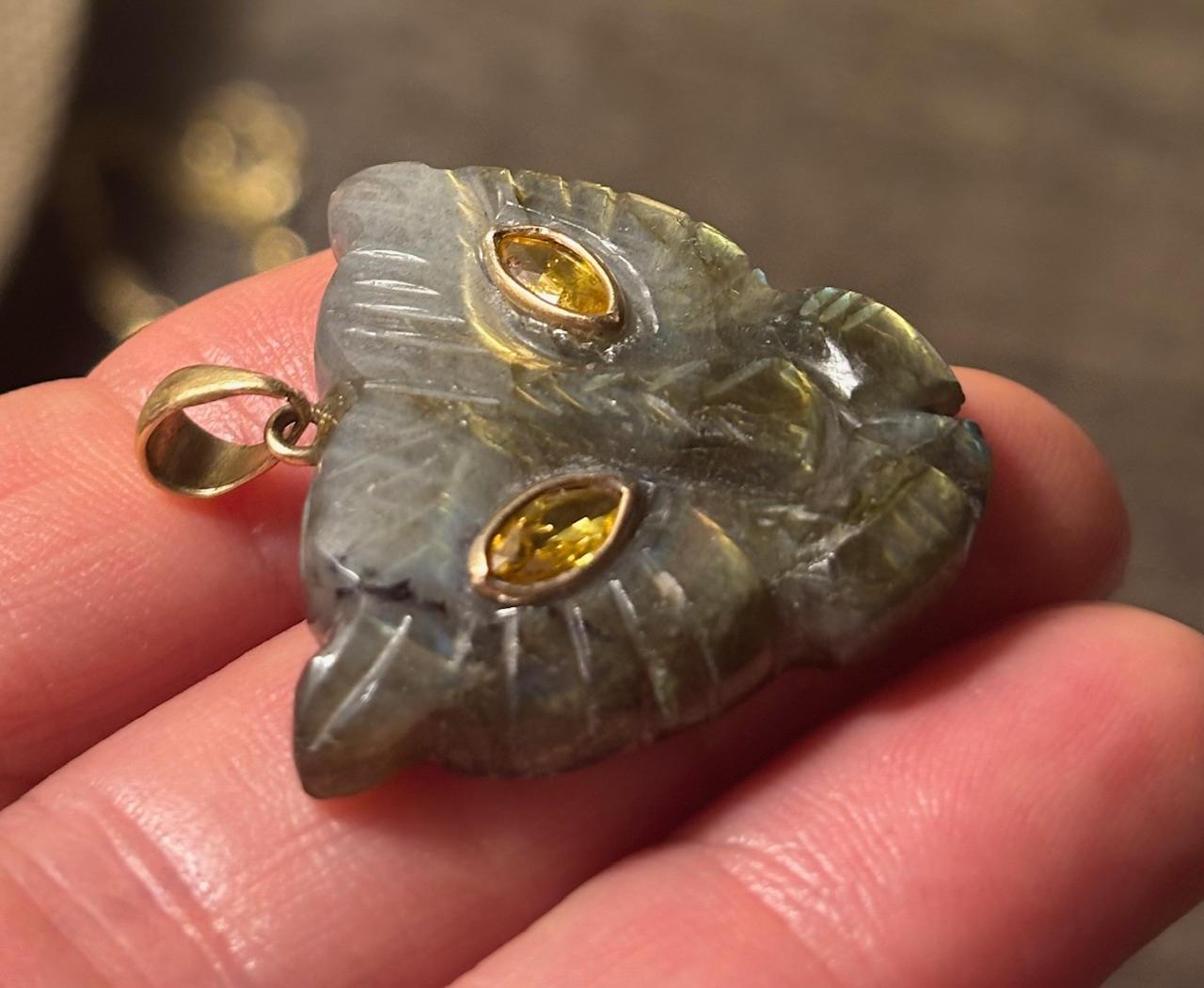 Ciondolo a forma di leonessa, labradorite, zaffiri gialli e oro 14k in vendita 1