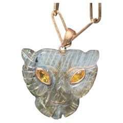 Ciondolo a forma di leonessa, labradorite, zaffiri gialli e oro 14k