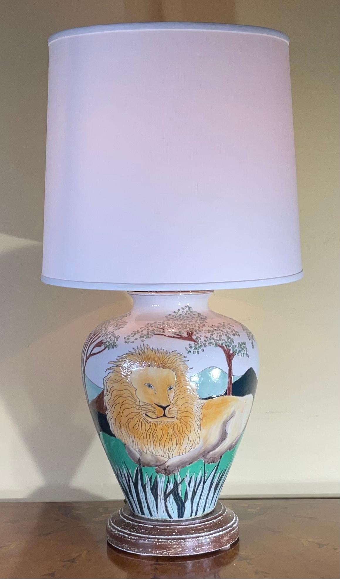 Lampe de table décorative vintage en céramique, peinte à la main avec un motif coloré de deux lions couchés dans le champ. Montée sur un socle peint à la main.
Mesures : Hauteur de la lampe sans l'abat-jour, du bas de la base au haut de la douille