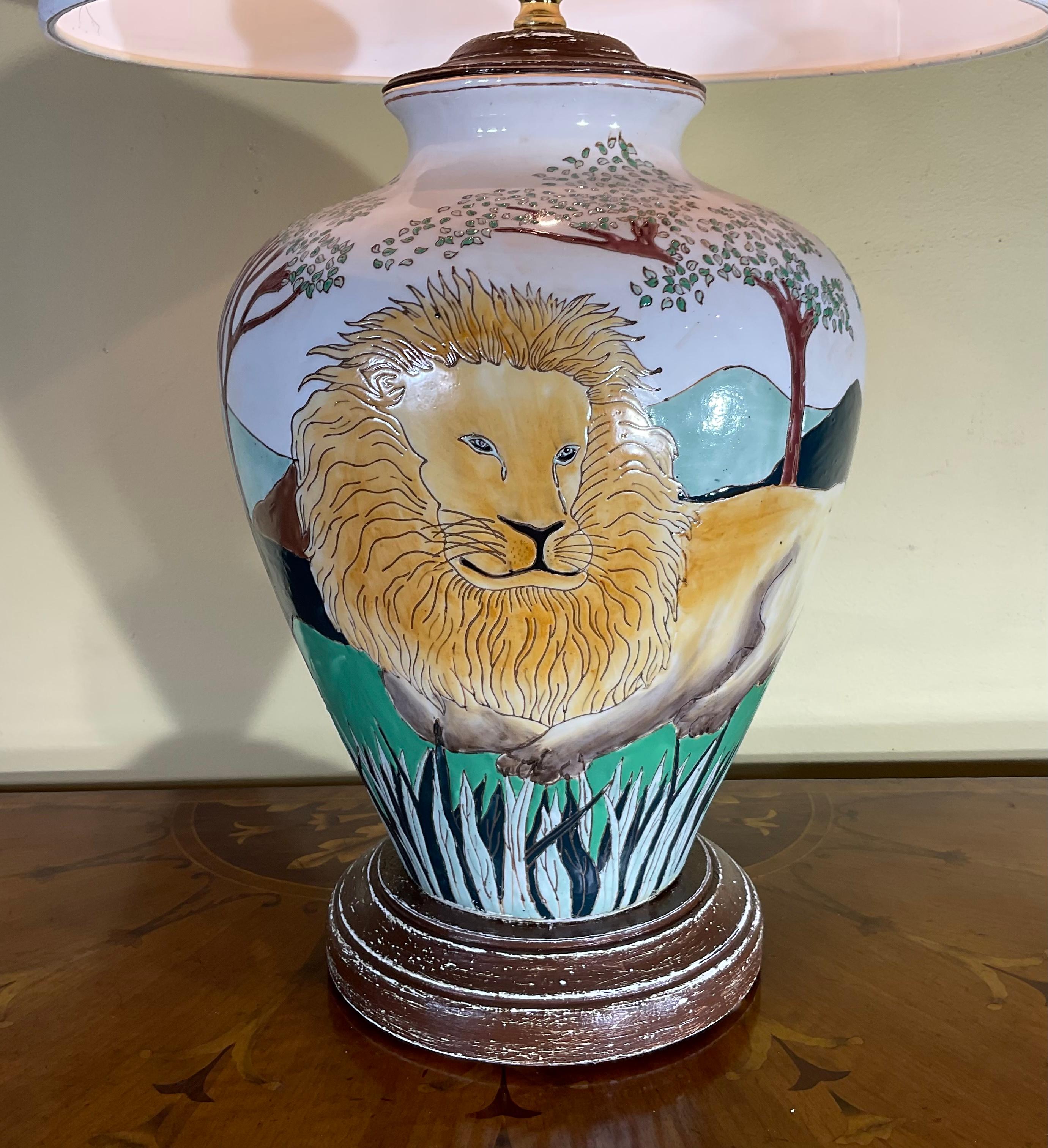 Lions Hand Painted Ceramic Table Lamp In Good Condition For Sale In Delray Beach, FL