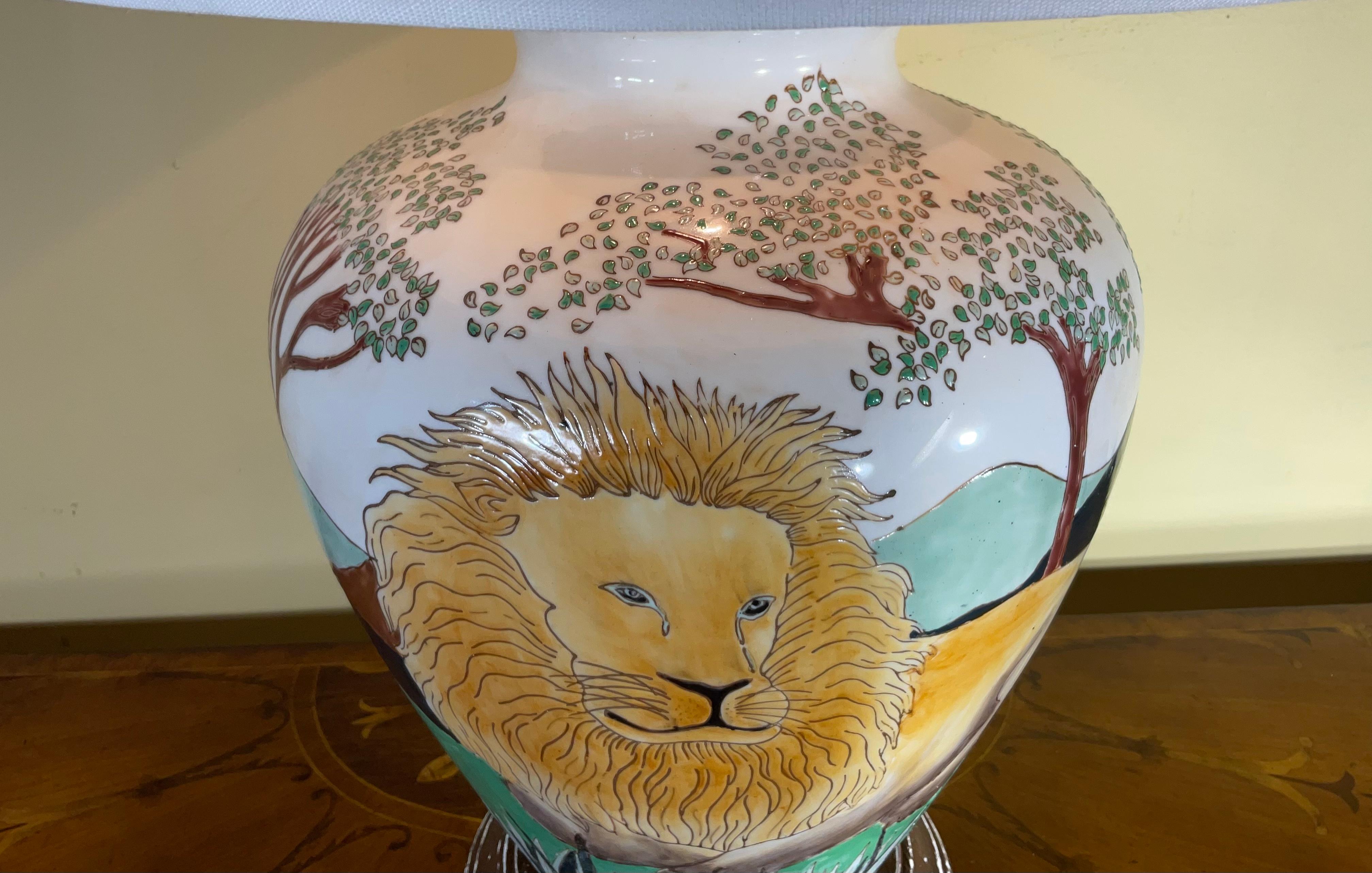 Milieu du XXe siècle Lampe de table Lions en céramique peinte à la main en vente