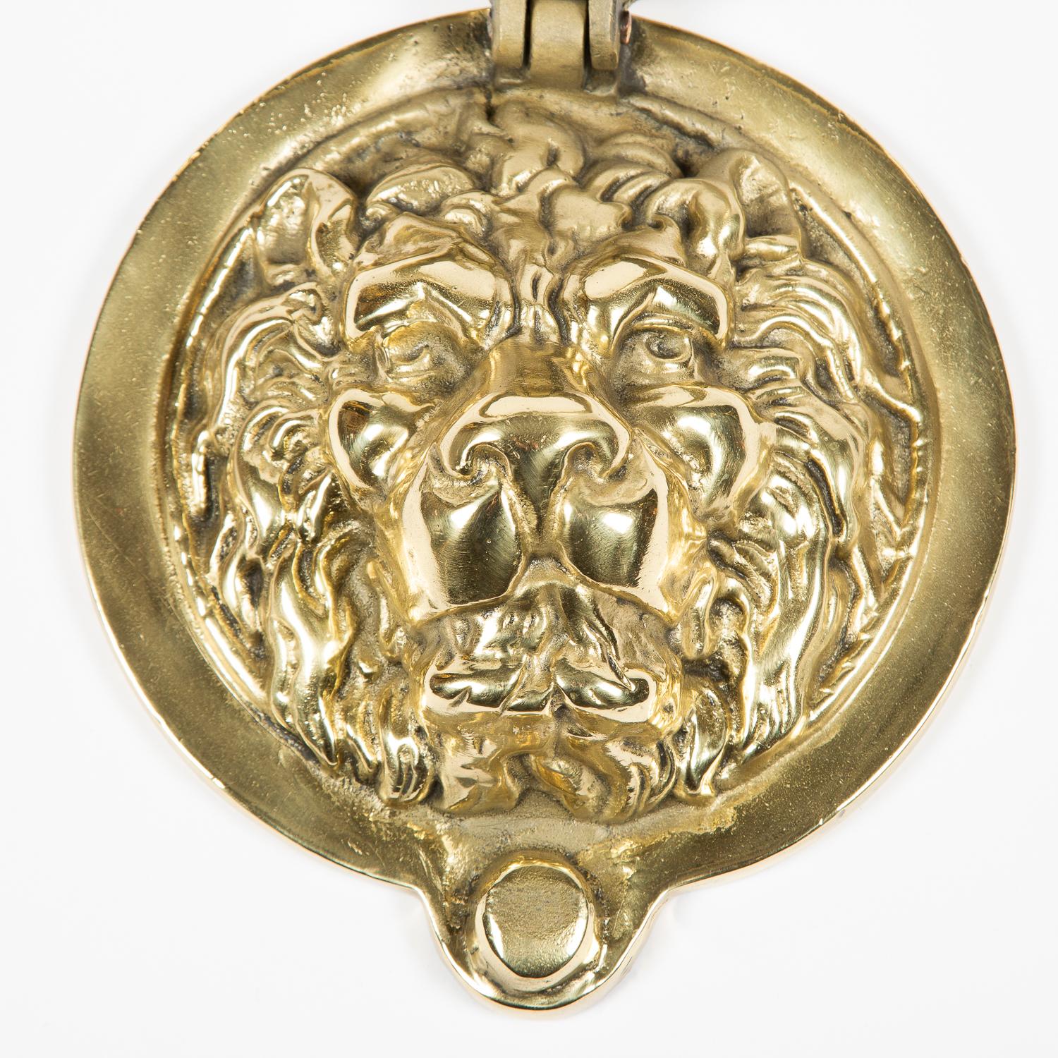 A large brass Lion's head door knocker.

Supplied with two new bolts to attach to door.

Weight: 8.6 lbs