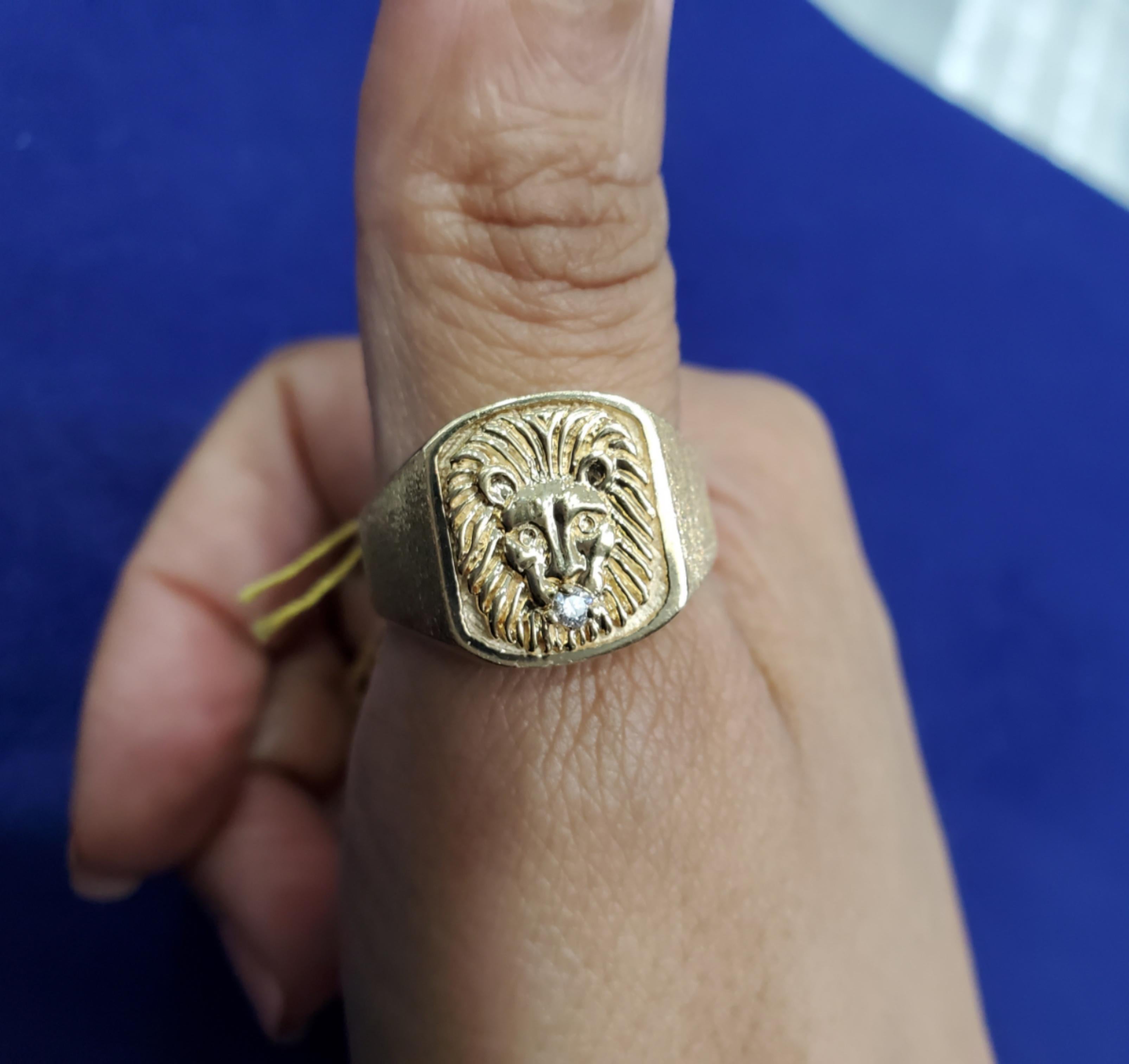 Round Cut Lions Head Diamond 14k Yellow Gold Ring For Sale
