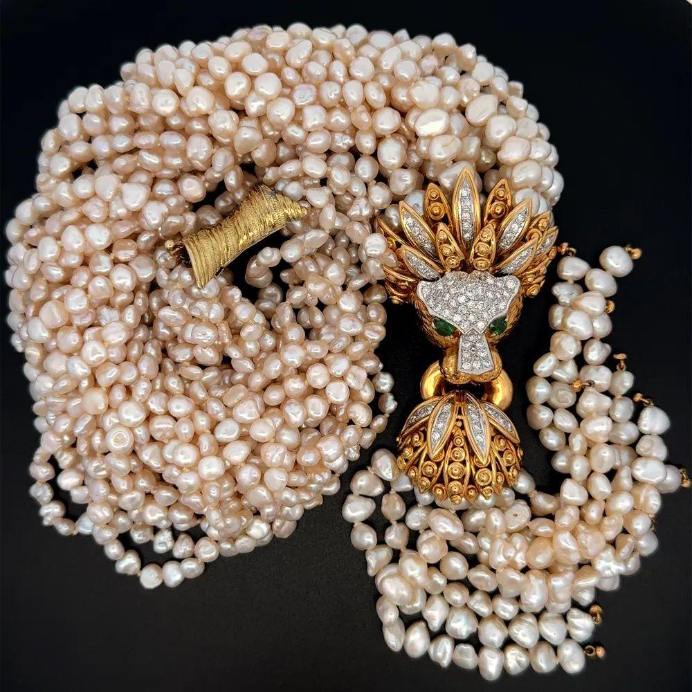 Semplicemente favoloso! Ciondolo in oro con diamante e smeraldo a forma di testa di leone e collana di perle a 9 fili. Wow! Incastonato a mano con diamanti per un peso di circa 1,55tcw e smeraldi per un peso di circa 0,50tcw e realizzato a mano in