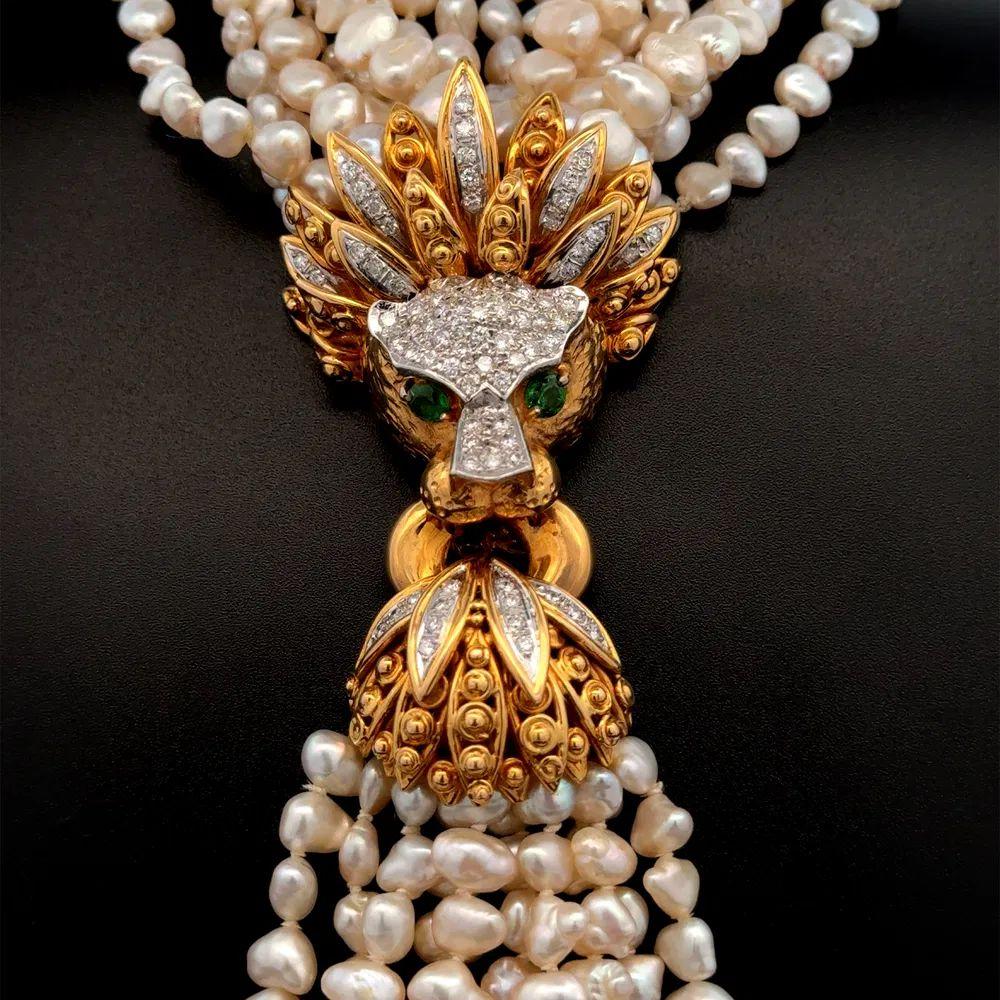 Moderno Testa di leone, ciondolo in oro con diamanti e smeraldi, collana con perle a più fili in vendita