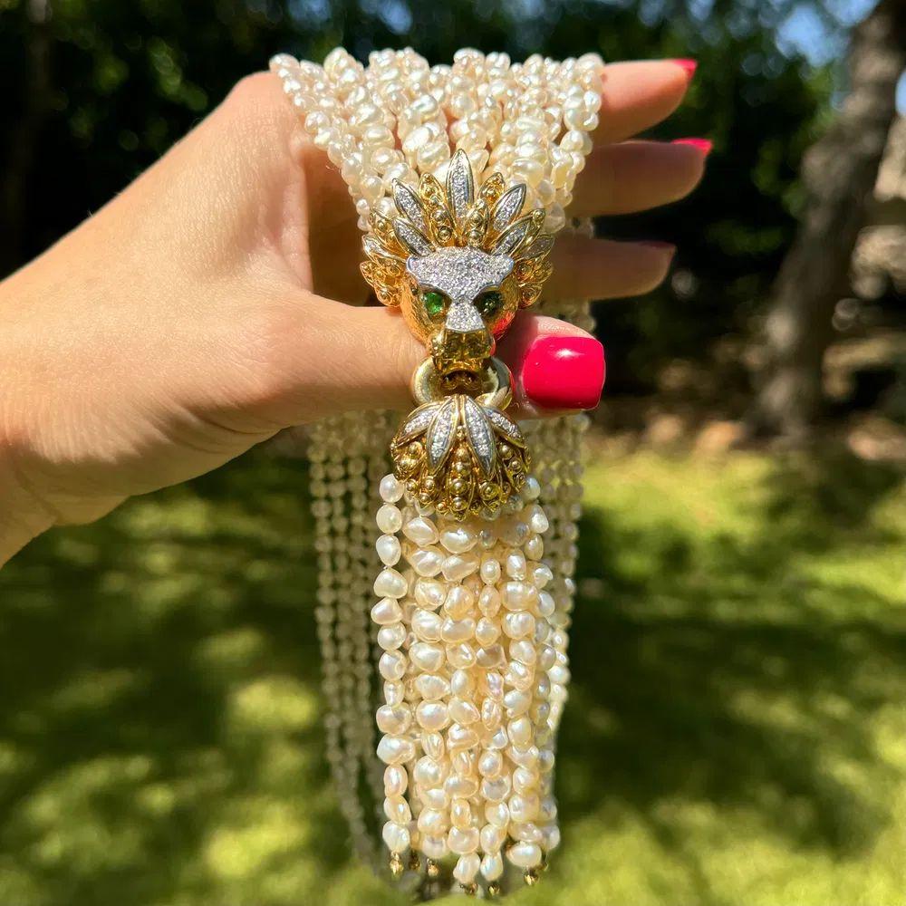 Taglio misto Testa di leone, ciondolo in oro con diamanti e smeraldi, collana con perle a più fili in vendita