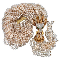 Testa di leone, ciondolo in oro con diamanti e smeraldi, collana con perle a più fili