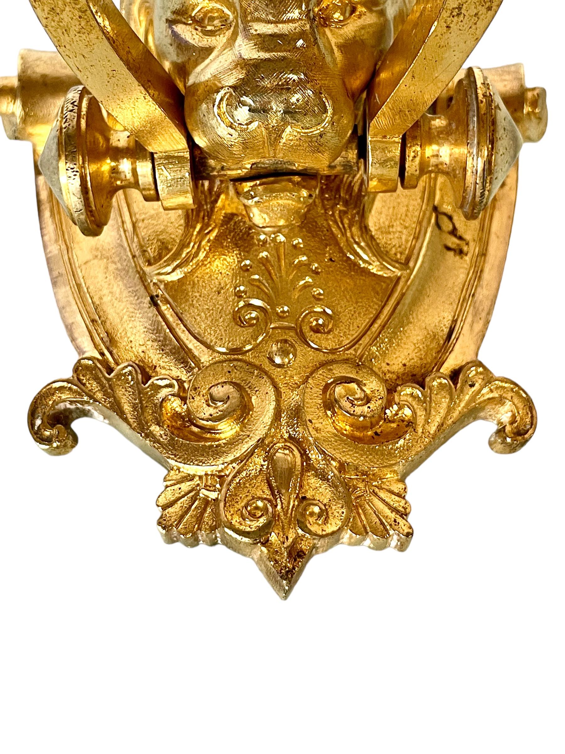 Doré Couteau de porte à tête de lion du 19ème siècle en bronze doré en vente