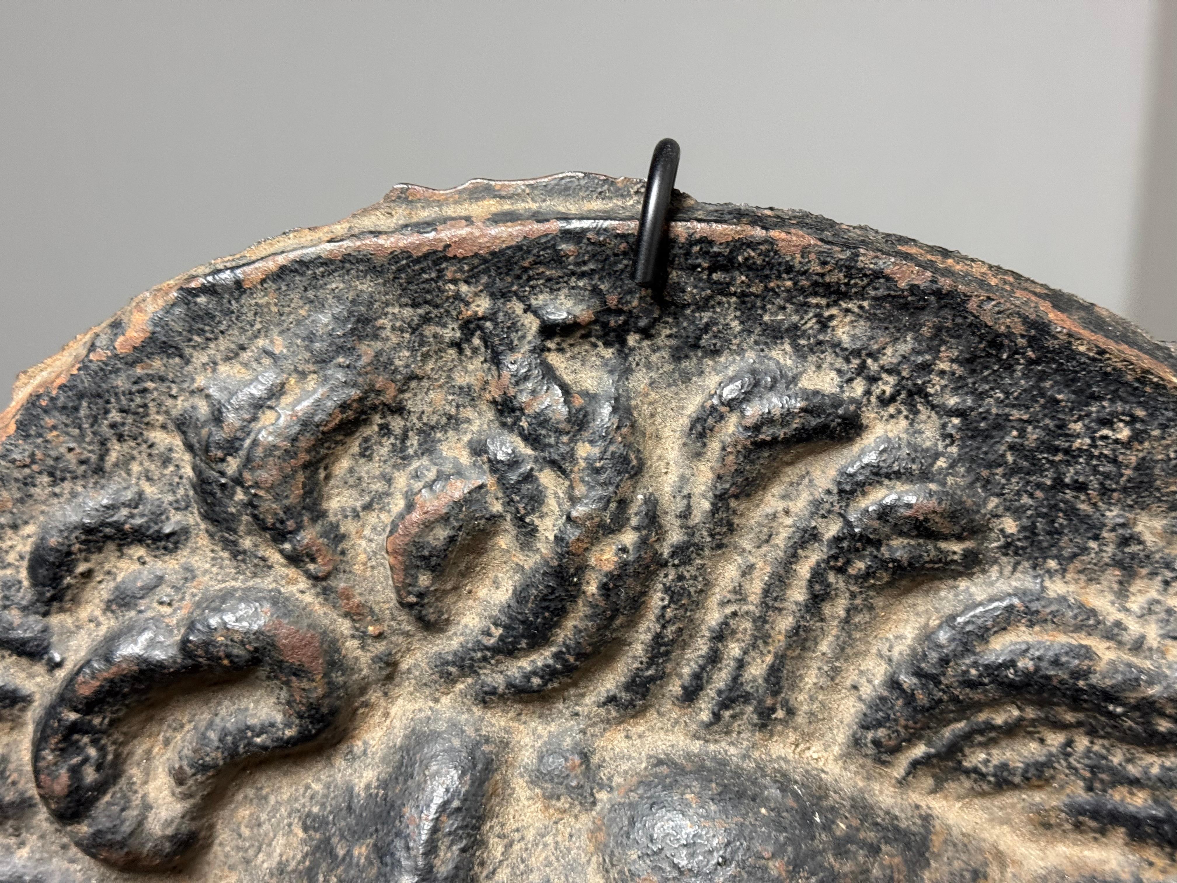 Maschera da fontana a testa di leone in ghisa del XVII secolo in vendita 4