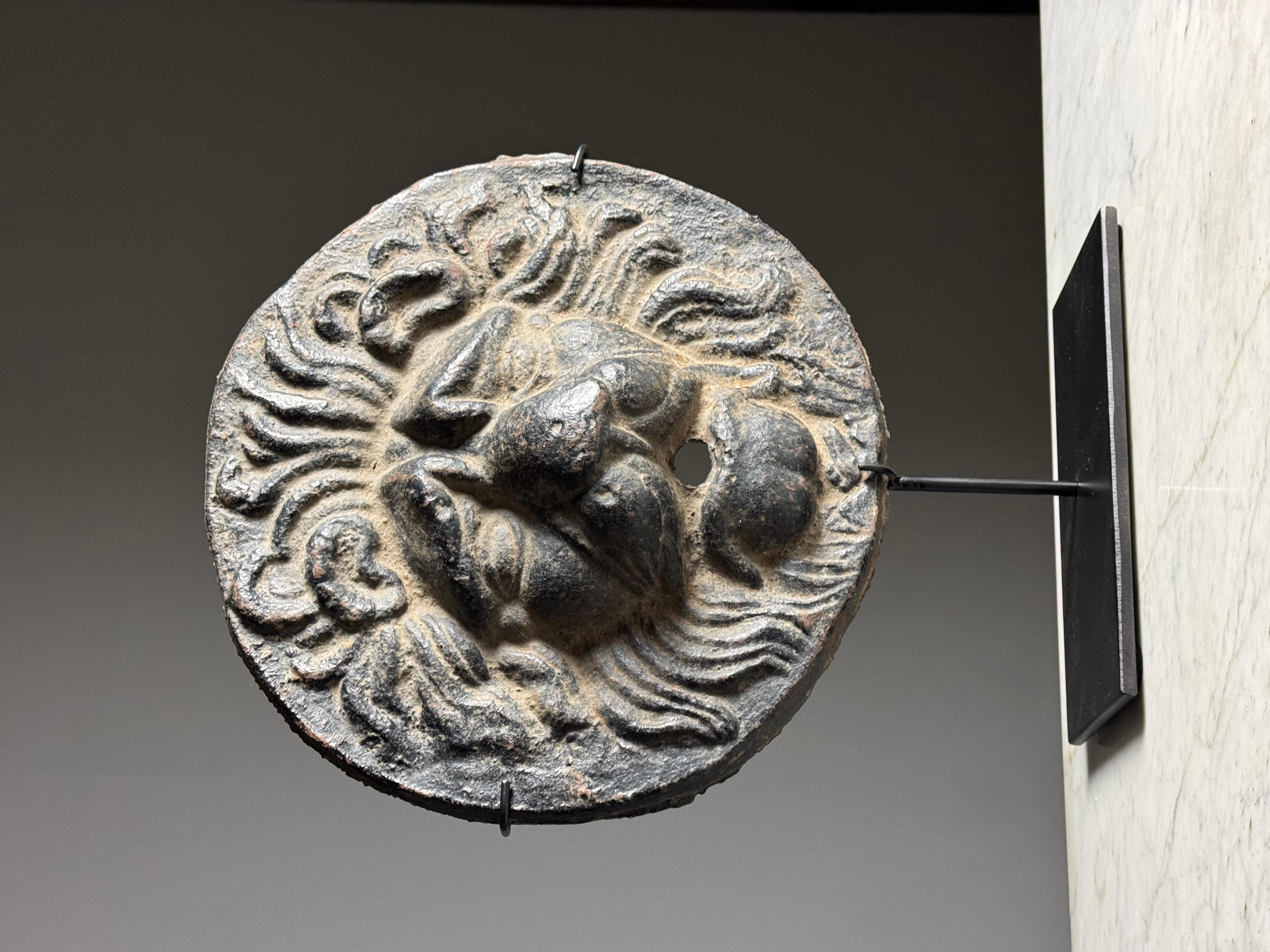 Maschera da fontana in ghisa con testa di leone. Originario della Francia, nel XVII secolo. Su cavalletto nero personalizzato. Colore e patina bellissimi.

Dimensioni: 45h (con supporto)
34ø 7D