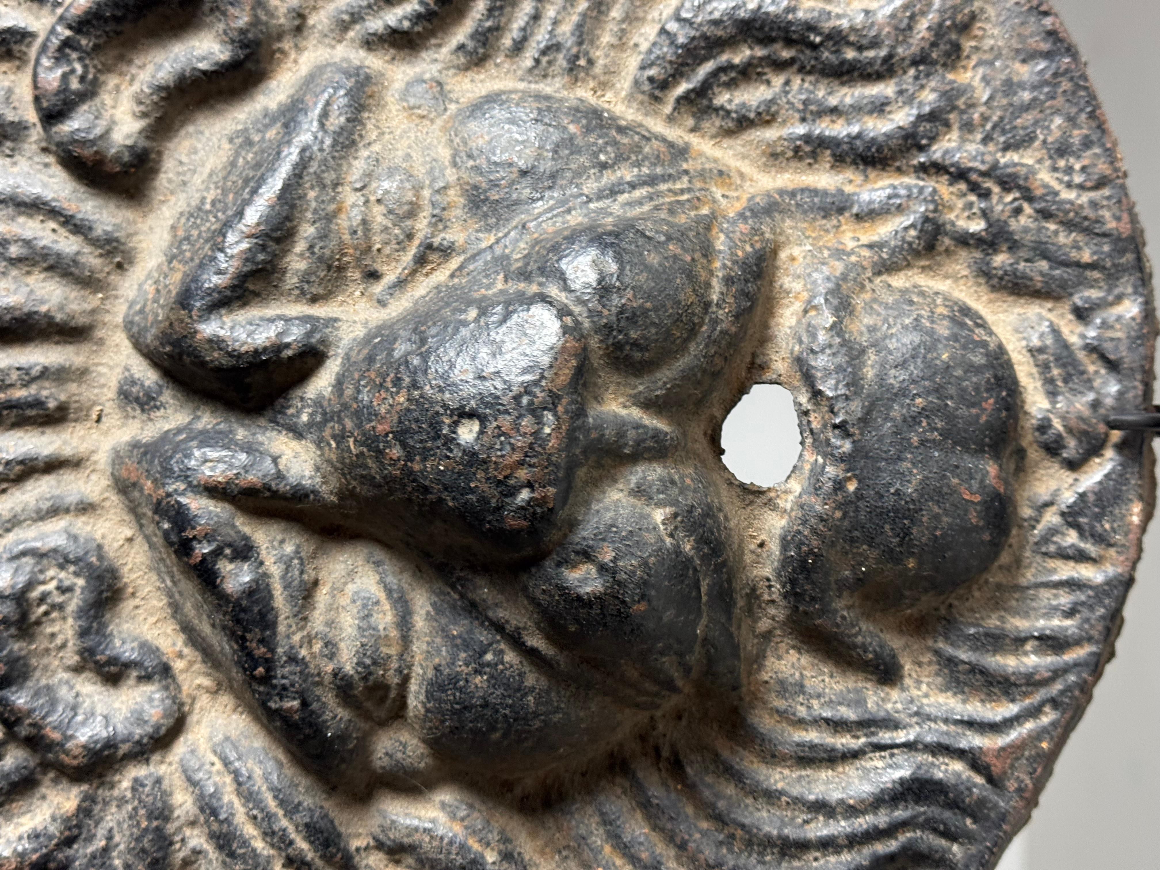 Fino al XVIII secolo Maschera da fontana a testa di leone in ghisa del XVII secolo in vendita