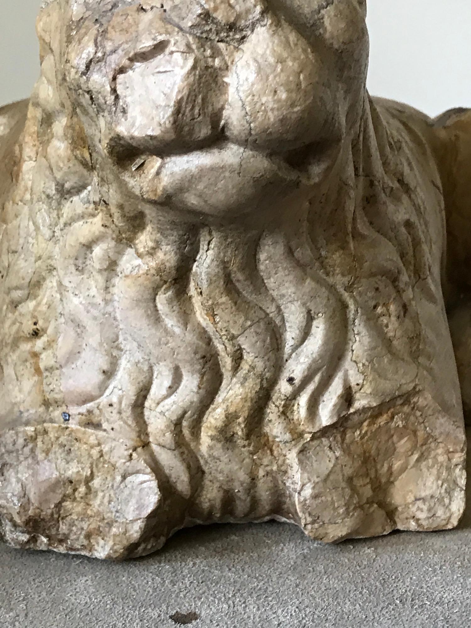 Paire de sculptures de lions en marbre italienne romaine du 13ème siècle en vente 3