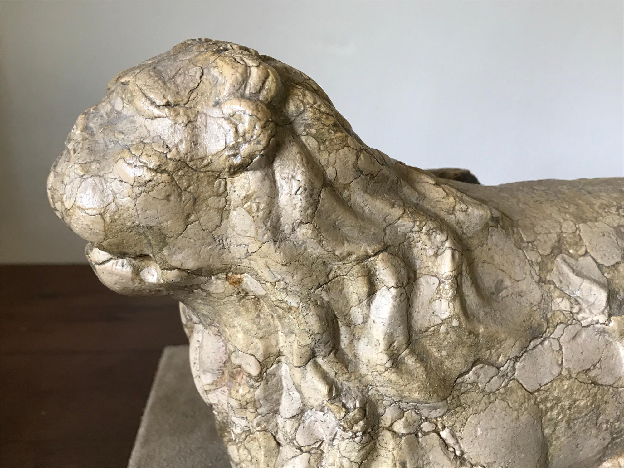 Marbre Paire de sculptures de lions en marbre italienne romaine du 13ème siècle en vente