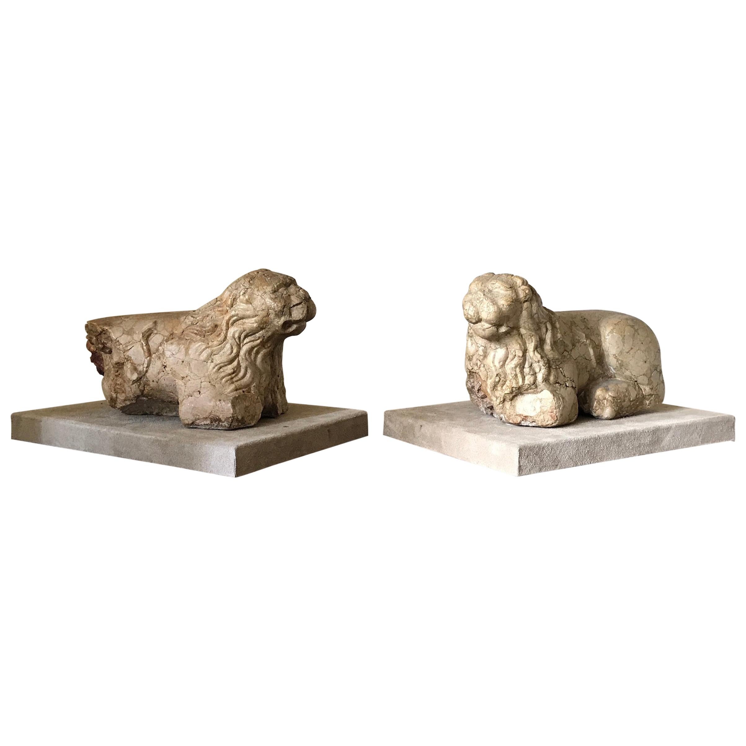 Paire de sculptures de lions en marbre italienne romaine du 13ème siècle