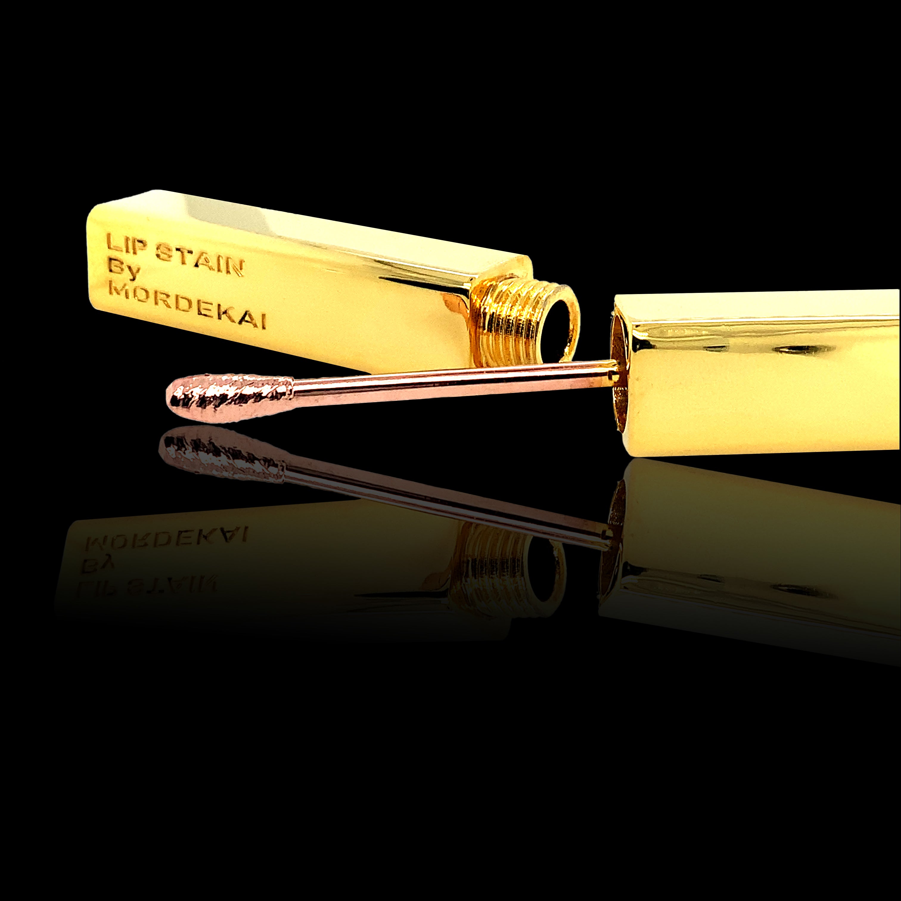 Le rouge à lèvres Mordekai présente des accents contrastés d'or rose et d'or jaune. Que vous préfériez une lèvre nude ou rouge, cet outil emblématique complétera votre collection de maquillage.