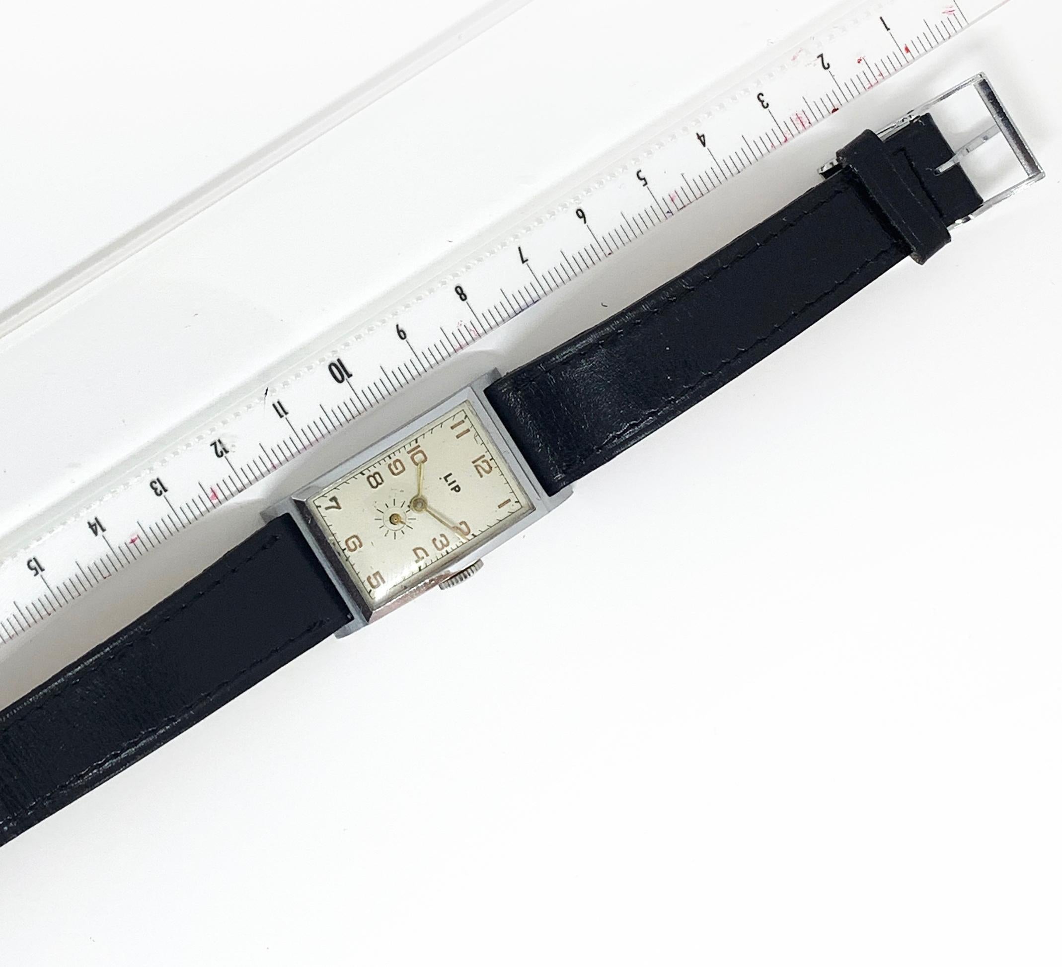 LIP T18 CIRCA 1960

Chrome-plated case with steel bottom
Hand-wound mechanical movement
Size: 21 x 39 mm
Leather bracelet
With case
excellent condition