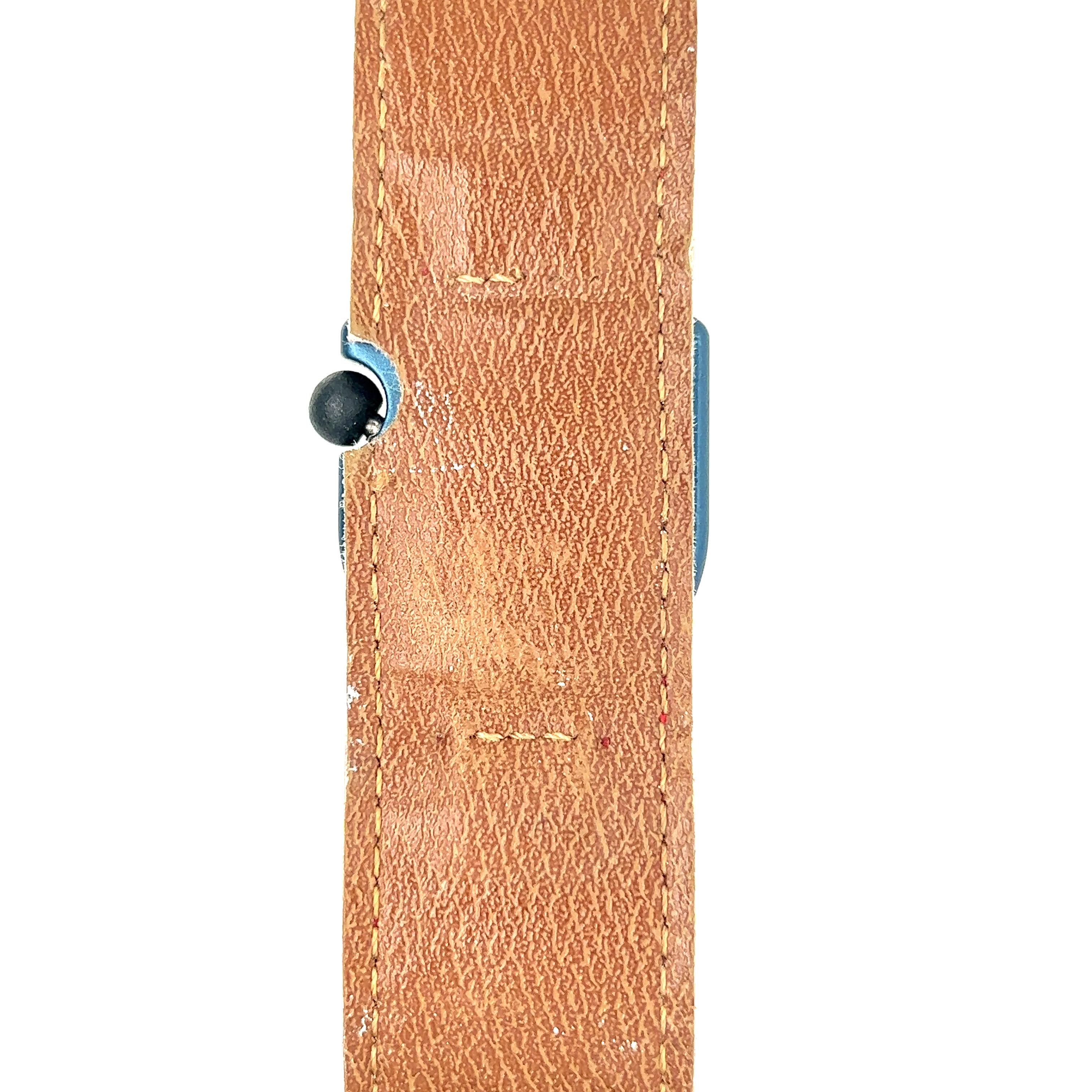 Montre LIP pour femmes, bracelet fuchsia, boîtier bleu

Cette montre LIP Tallon pour femme, modèle patch, est une pièce vintage de 1970 avec un bracelet original en cuir rose Fushia, un mouvement mécanique T13 de haute qualité, un boîtier bleu