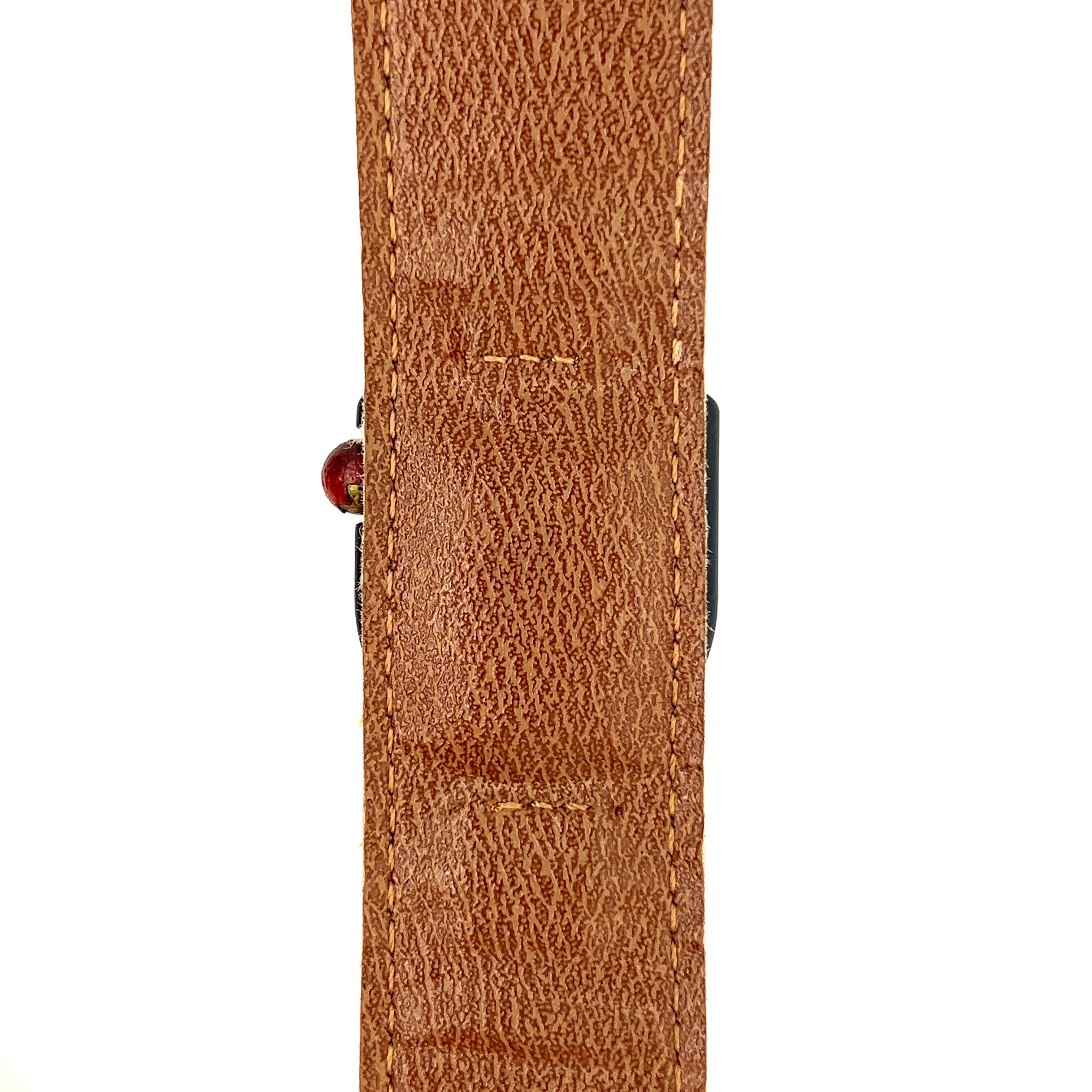 La montre pour femme LIP avec bracelet orange et boîtier en métal noir est une pièce vintage de 1974 conçue par Roger Tallon. Dotée d'un bracelet en cuir orange, d'un mouvement mécanique T13 de haute qualité et d'une forme asymétrique emblématique,