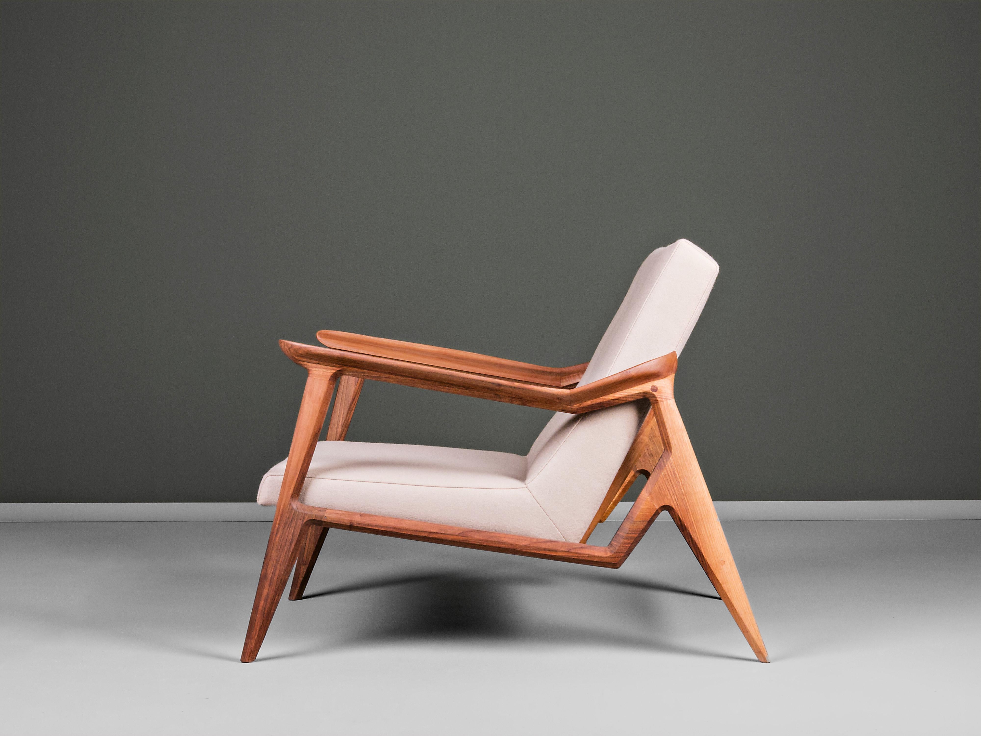 Lipa armchair is characterized by exceptional lightness, transparency and tenderness. Hence the name of the collection by the type of the tree linden-Lipa, which is exceptionally soft and gentle wood. The characteristic of this armchair is the