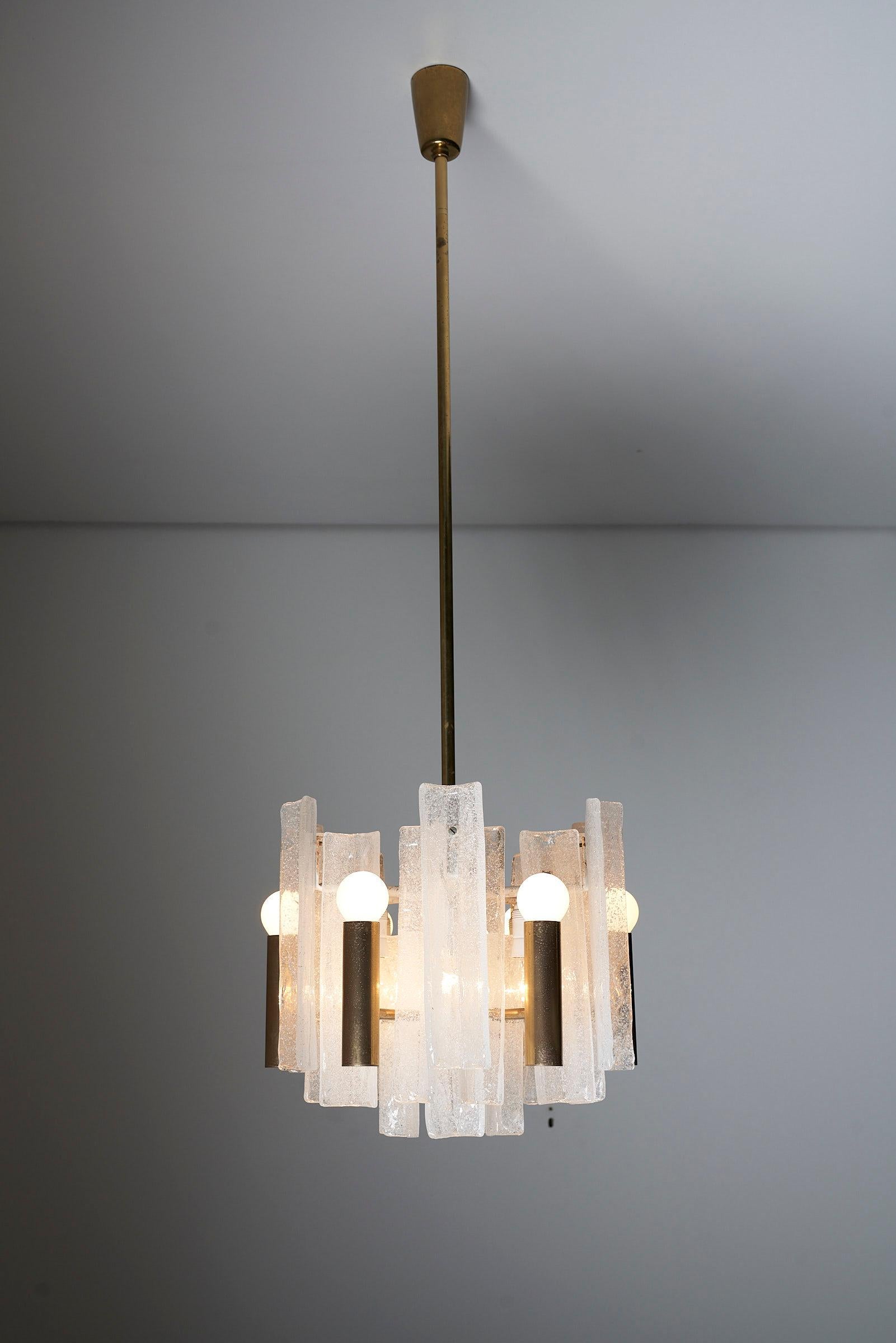 Voici le lustre Lipizza de J.T. Kalmar, une marque autrichienne de luminaires réputée pour son savoir-faire artisanal et ses designs intemporels. Fondée à Vienne, la société J.T. Kalmar s'est attaché à produire des solutions d'éclairage de haute