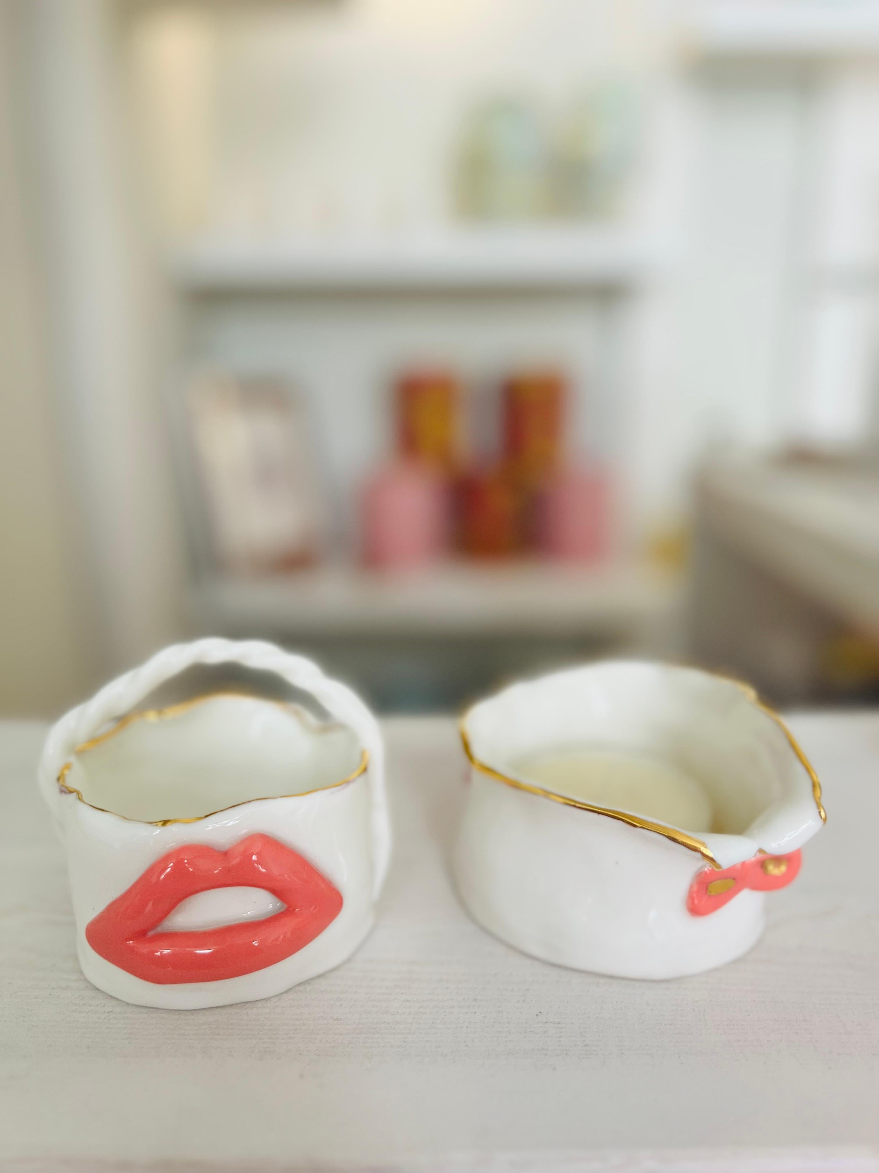 Fait main Porte-bonbons en porcelaine blanche avec Lips rouges  par Hania Jneid en vente