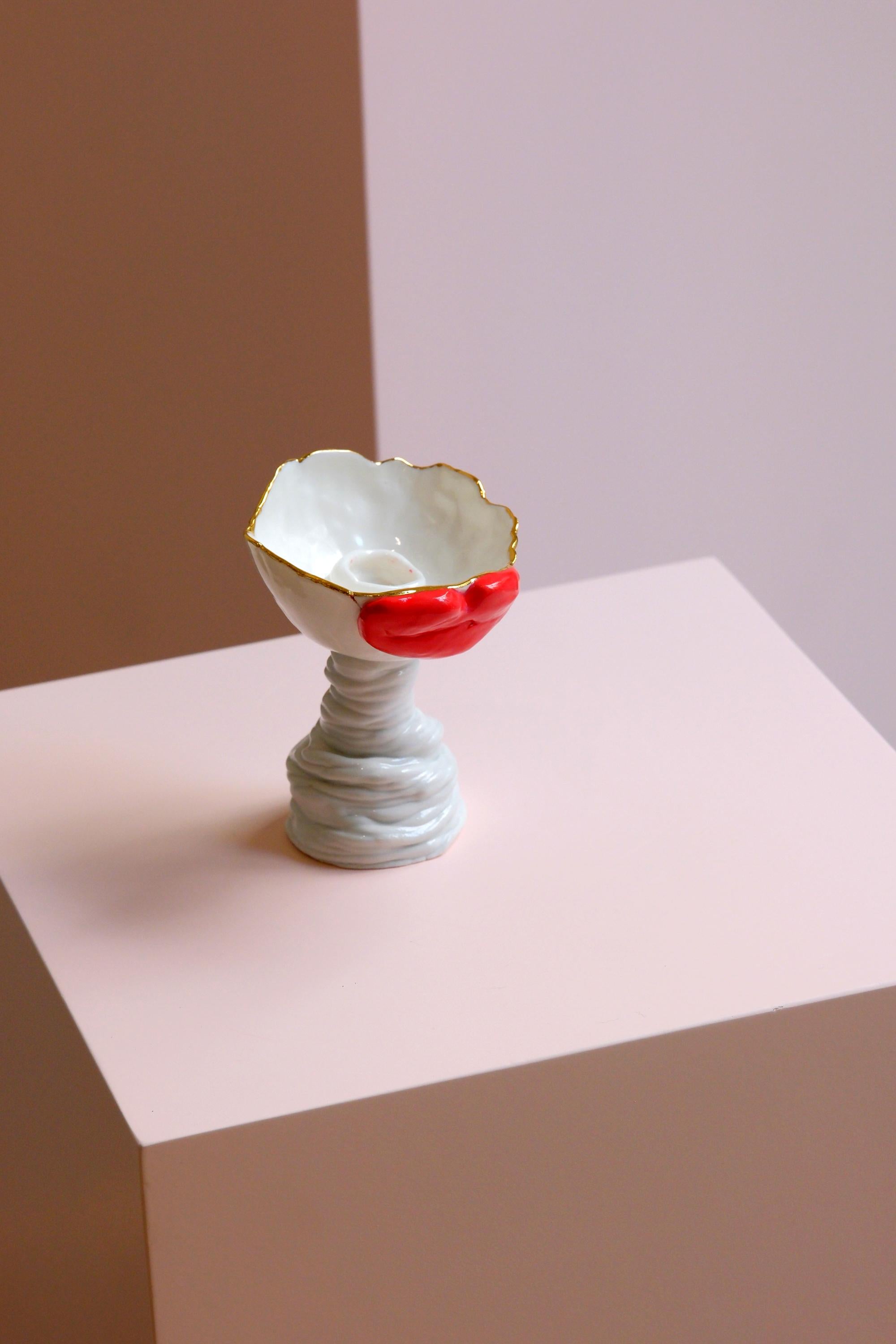 La Collection Lips est une série de céramiques expressives de l'artiste-designer Hania Jneid, qui explore le pouvoir sensuel, symbolique et sculptural des lèvres. Fabriquée à la main selon une approche intuitive, chaque pièce présente des