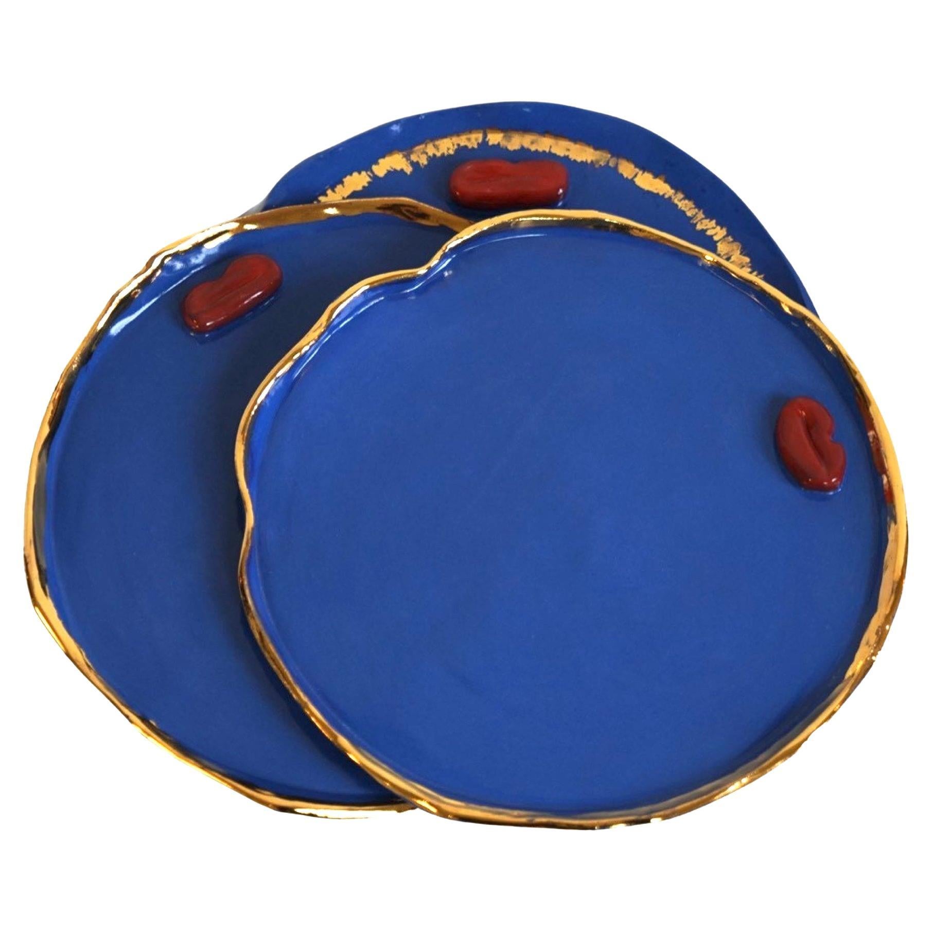 Lips Desert Teller aus blauem Porzellan von der Künstlerin und Designerin Hania Jneid im Angebot