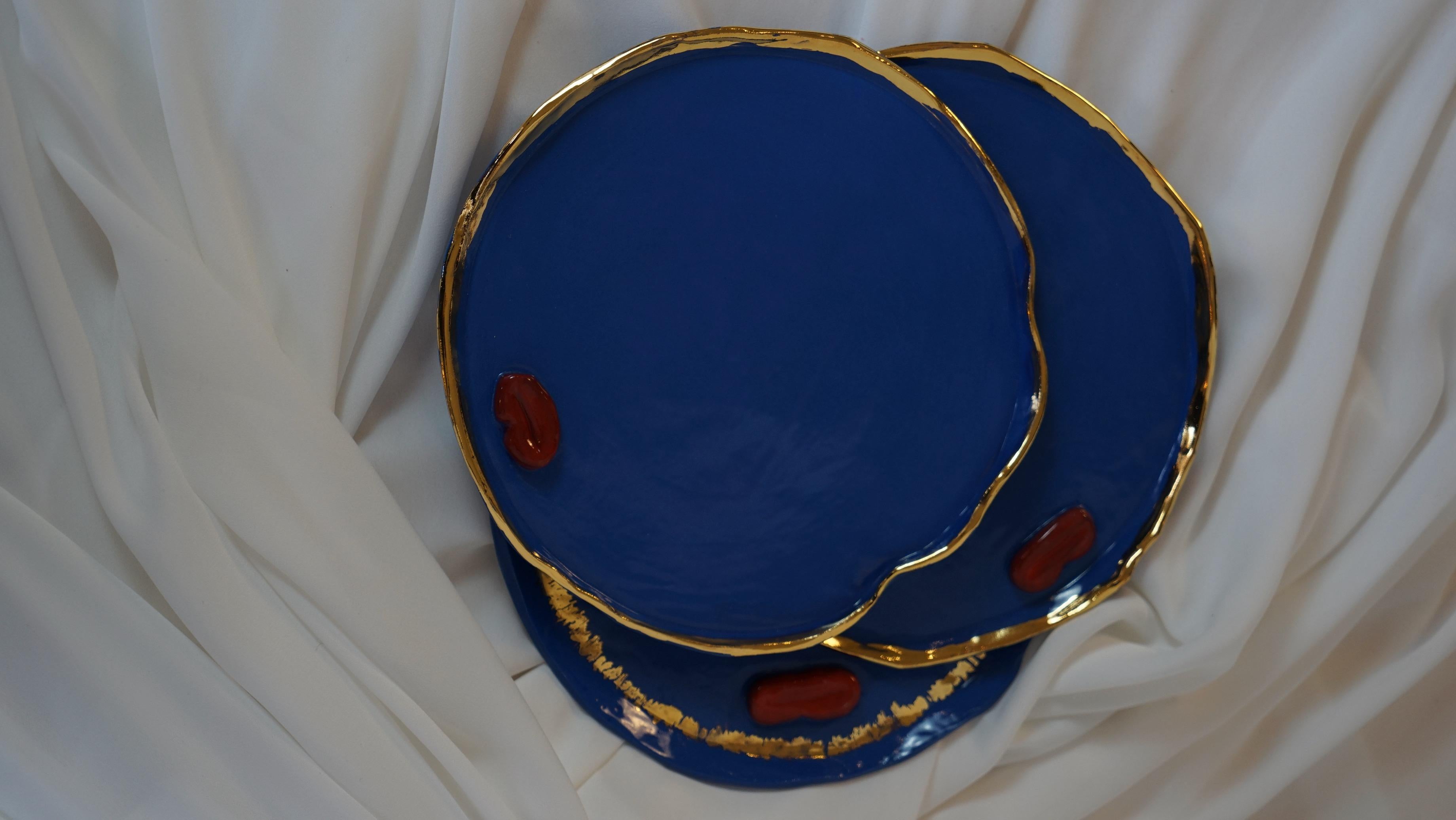 Lips Desert Teller aus blauem Porzellan von der Künstlerin und Designerin Hania Jneid (21. Jahrhundert und zeitgenössisch) im Angebot