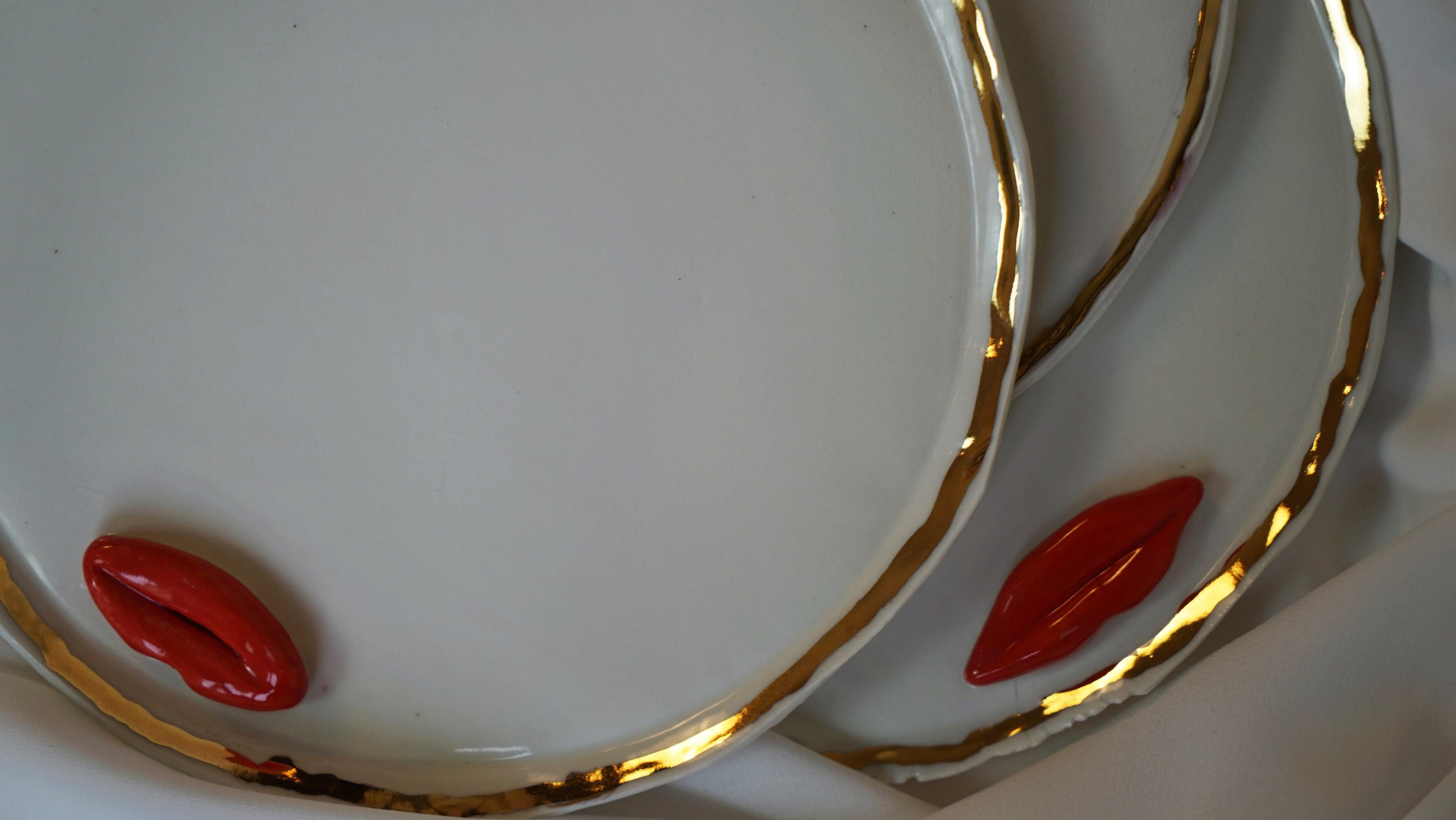 Un set di 4 piatti da portata.

La Collection'S è un'indagine sull'espressione del viso attraverso le labbra. 
L'artista ha espresso il suo fascino per la diversità creando opere d'arte che si concentrano sulle labbra umane come segno di diversità e