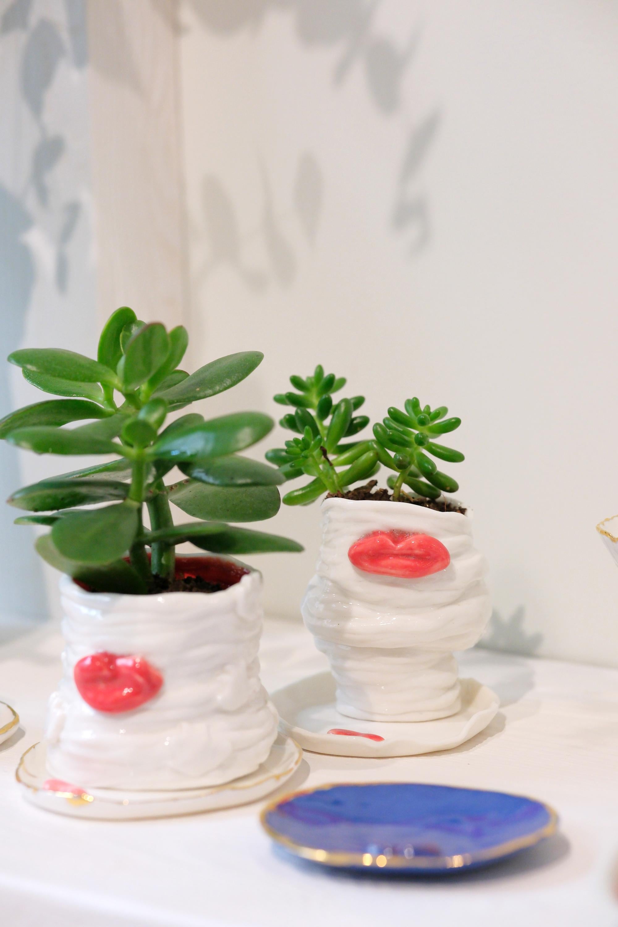 Sculpté à la main Jardinière Lips en porcelaine blanche de l'artiste-designeuse Hania Jneid en vente