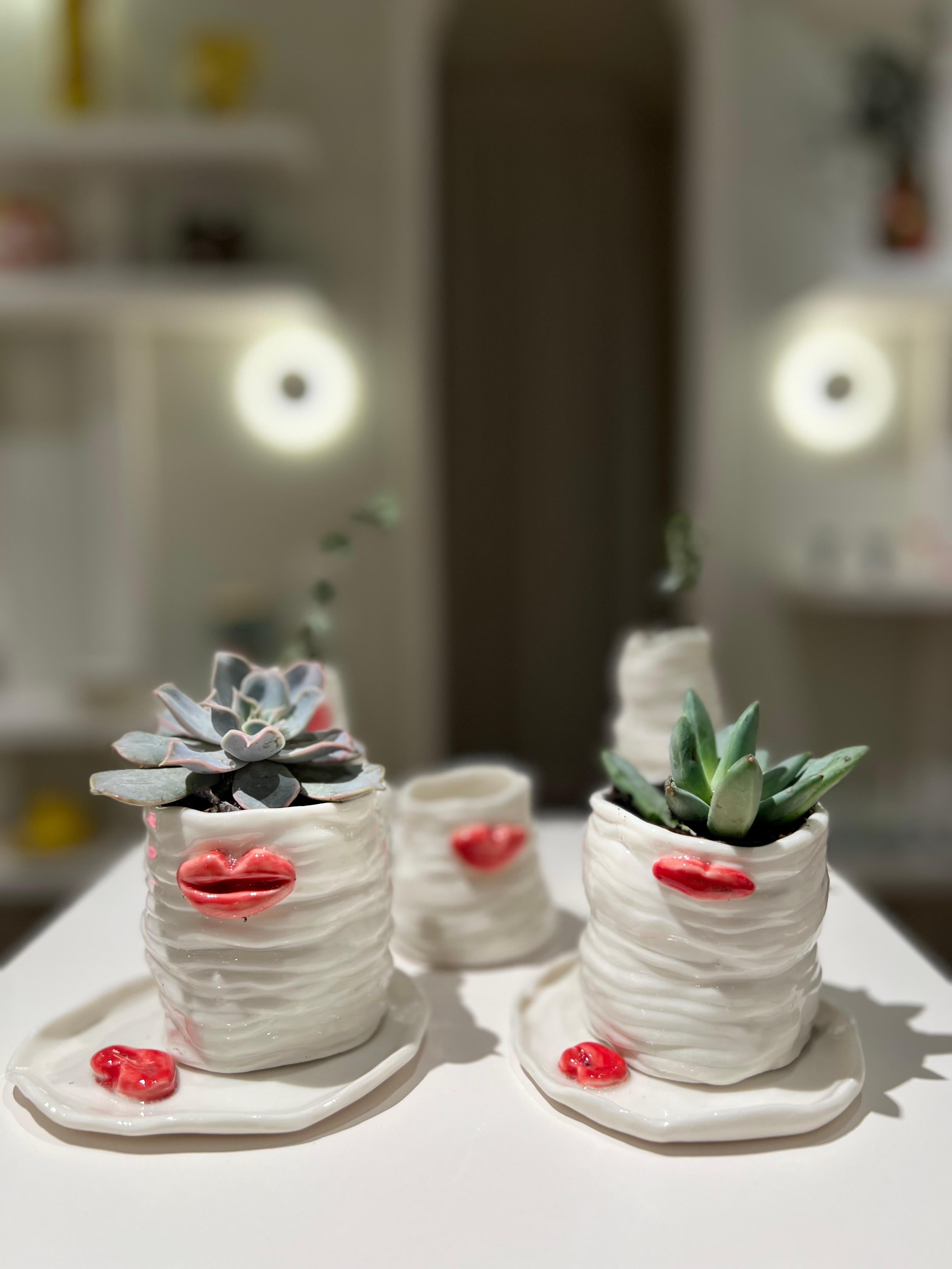 Pflanzgefäß Lips aus weißem Porzellan der Künstlerin und Designerin Hania Jneid (Handgeschnitzt) im Angebot