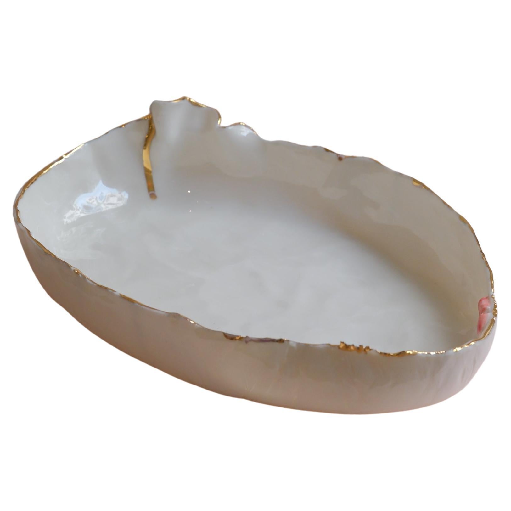Piatto da portata Lips in porcellana bianca di Hania Jneid in vendita