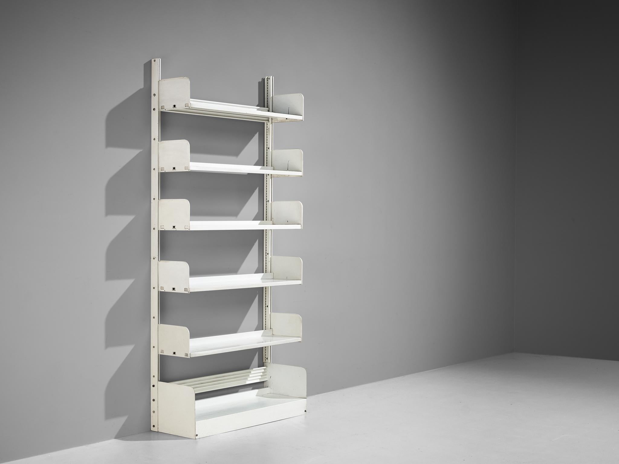 Lips Vago, 'Congresso' shelving unit, white lacquered steel, Italy, 1960s.

Constructed from steel sheets, the 'Congresso' shelf is a sturdy yet unassuming bookcase that can be used as a storage solution or a room divider, making it a versatile