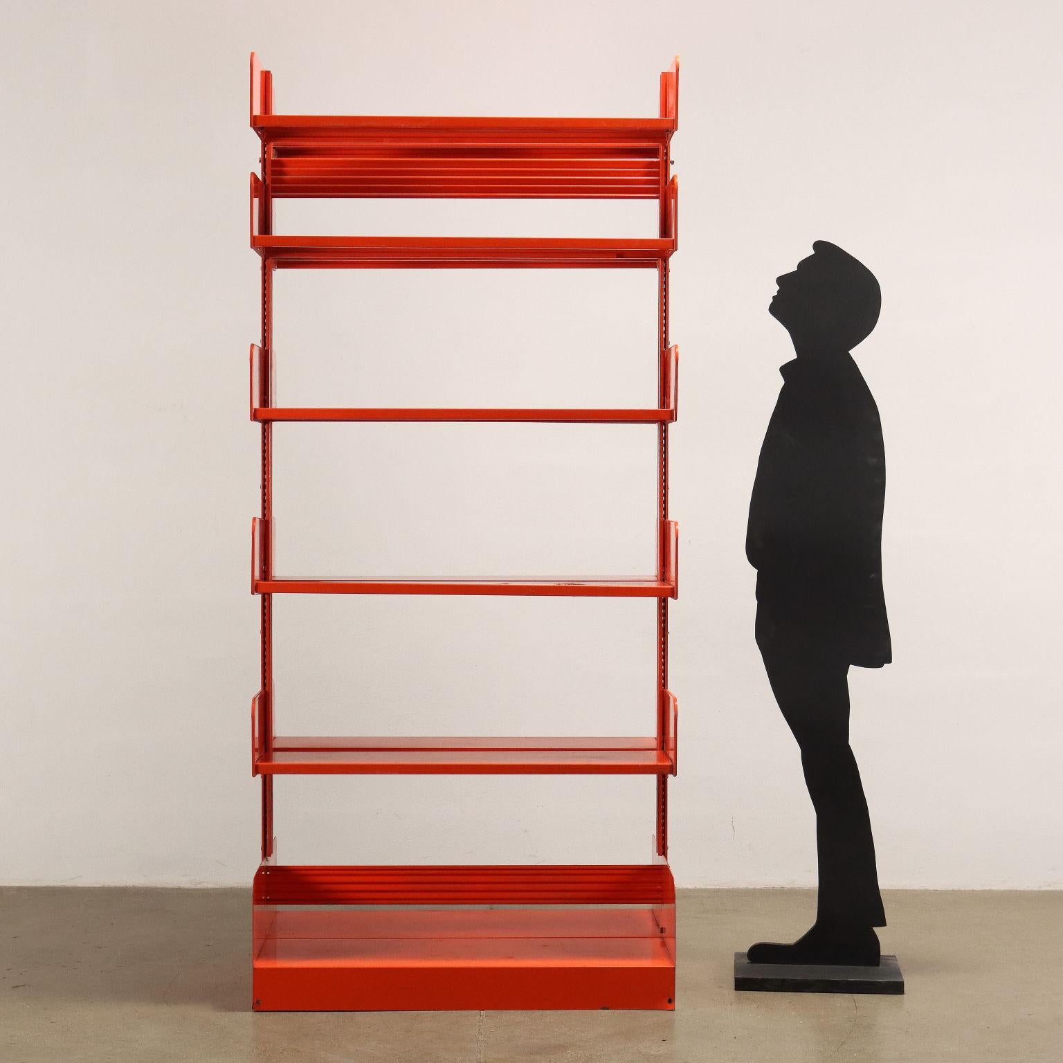 Center bookcase, usable from both sides, with adjustable shelves; enamelled metal.