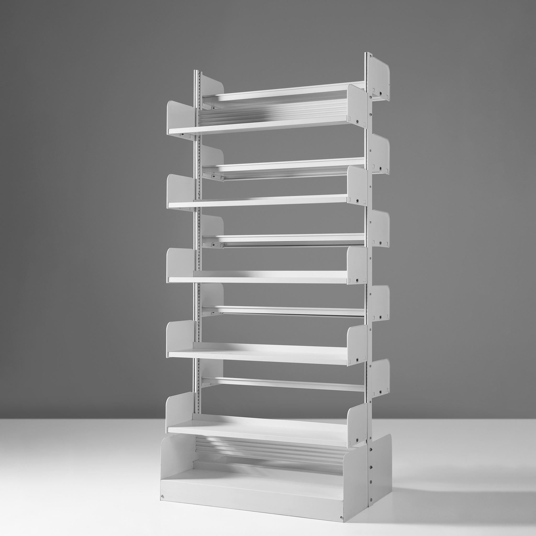 Lips Vago, Estantería 'Congresso', acero lacado en blanco, Italia, años 60.

Construida con chapas de acero, la estantería doble 