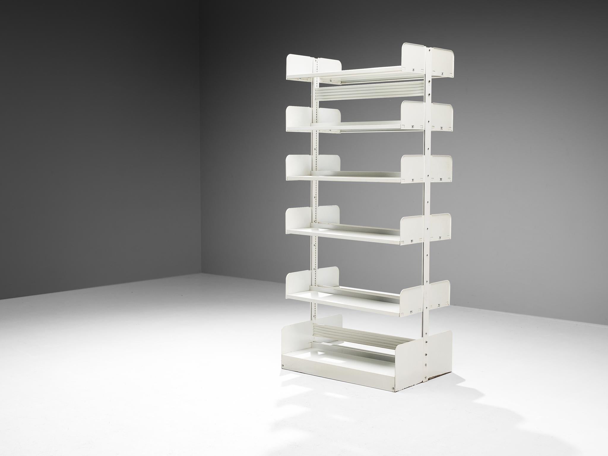 Lips Vago, 'Congresso' shelving unit, white lacquered steel, Italy, 1960s.

Constructed from steel sheets, the double 'Congresso' shelf is a sturdy yet unassuming bookcase that can be used on either side, making it a versatile addition to any space.