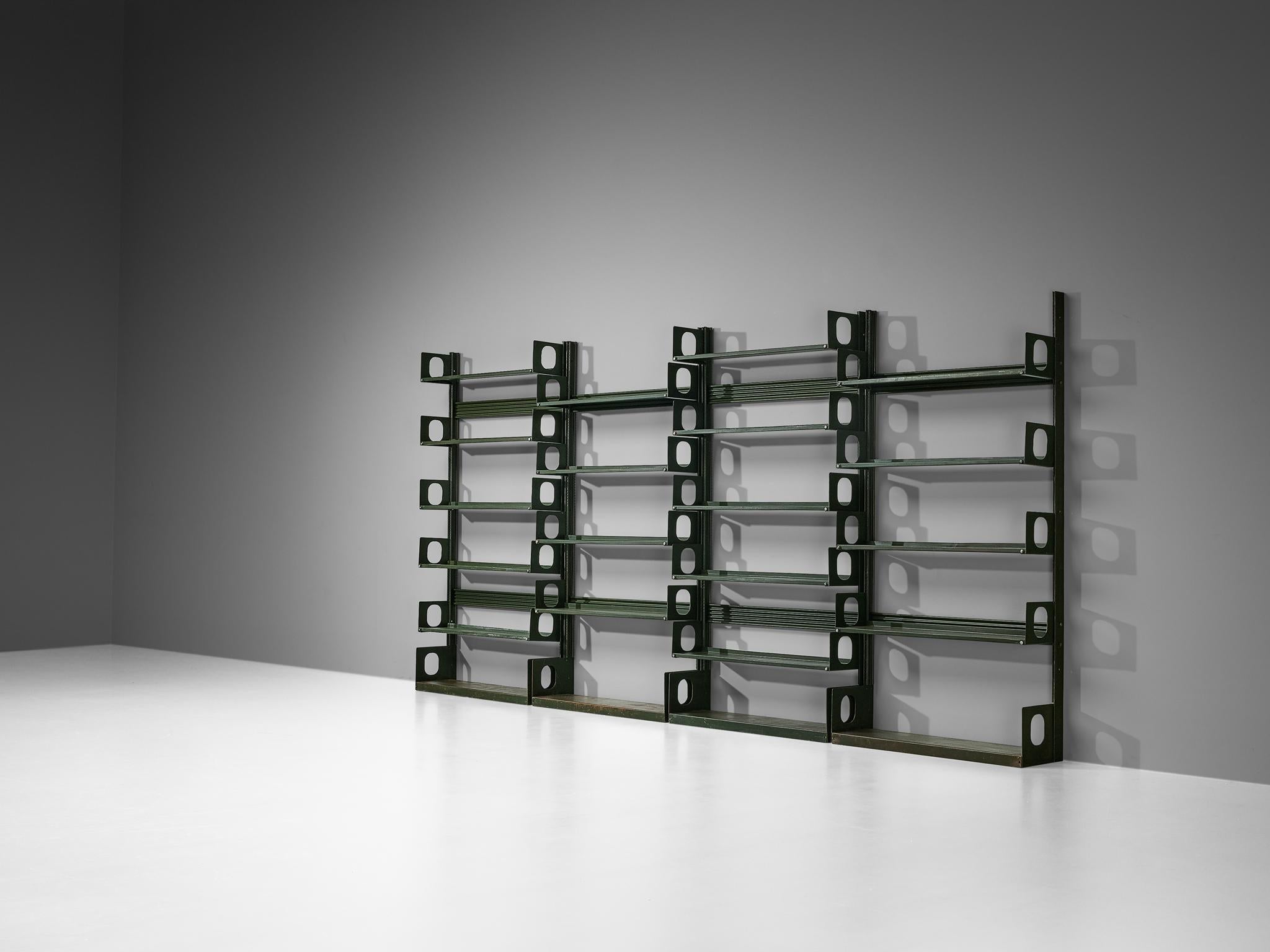 Lips Vago, 'Triennale' set of four shelving units or bookcases, dark green lacquered steel, Italy, design 1954

Constructed from steel sheets, the 'Triennale' bookcase or shelving unit is designed in 1954 for the Triennale Milano. A sturdy yet