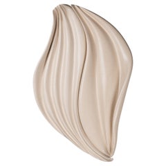 Lámpara escultórica de cerámica beige suave con forma de onda orgánica de Elsa Foulon