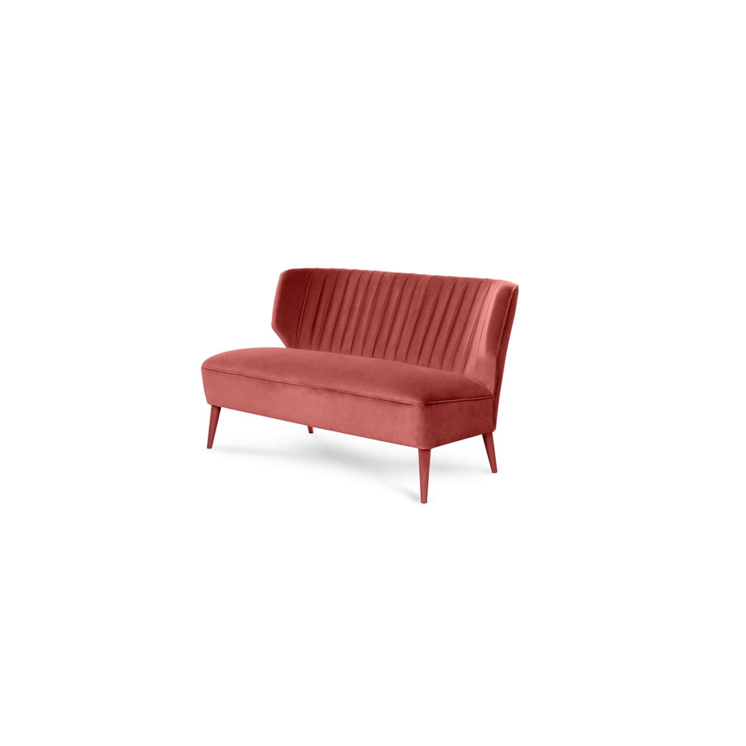 Lipstick 2-sitziges sofa von Munna
Abmessungen: T 76 x B 130 x H 79 cm. SH: 44 cm.
MATERIALIEN: Massivholz, Schaumstoff, Messing und Polstermöbel.
Ausführung: Baumwollsamt, Ref. Antique Pink, CV28, antikrosa glänzend lackierte Beine und vernickelte