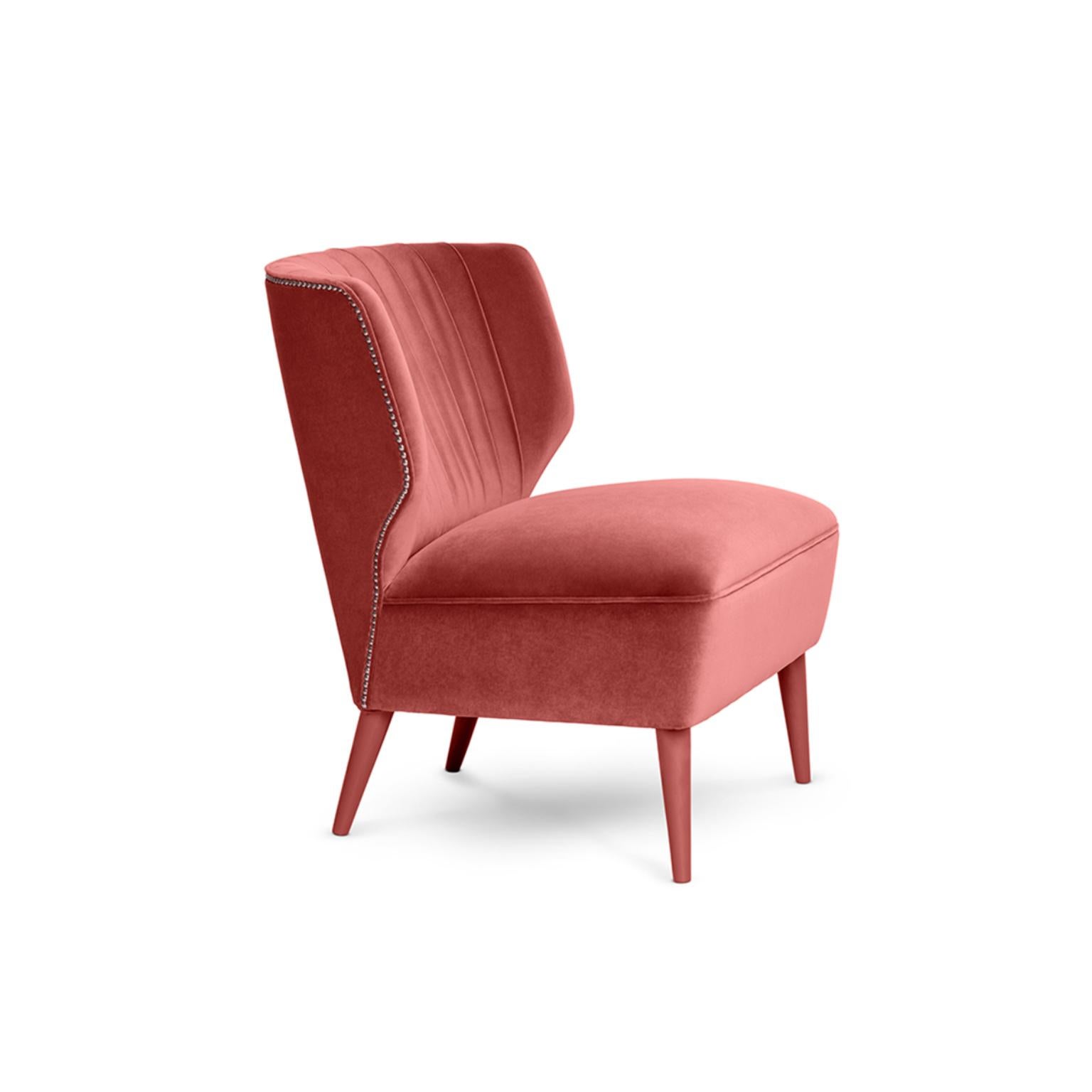 Sillón Lipstick de Munna
Dimensiones: P 73 x An 65 x Al 80 cm. SH: 42 cm.
Materiales: Madera maciza, espuma, latón y tapicería.
Acabado: Terciopelo de algodón, ref. Rosa antiguo, CV28, patas de laca brillante rosa antiguo y cubiertas de las patas de