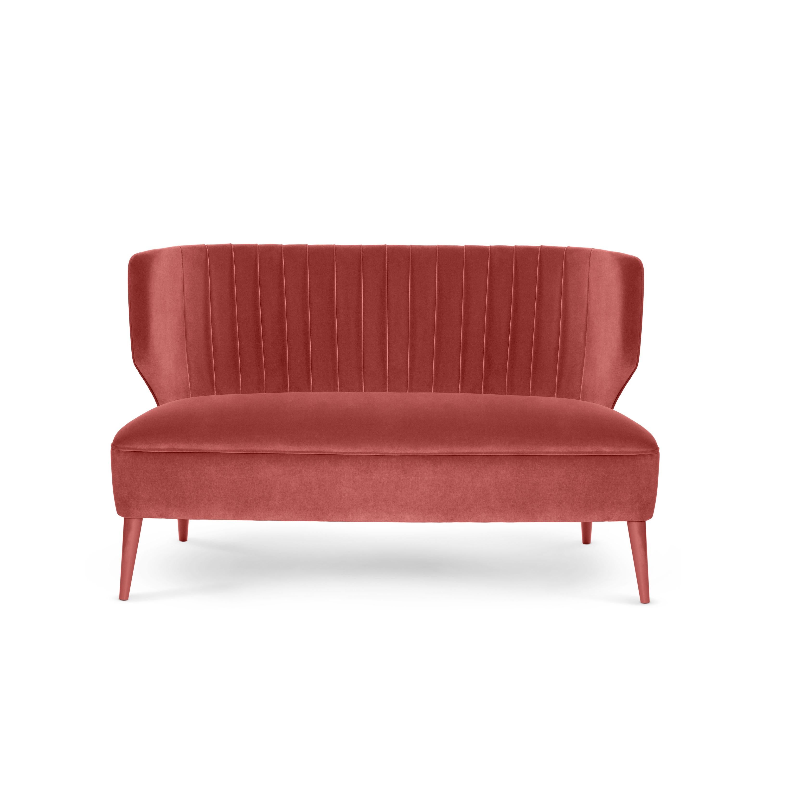 Questo divano è un pezzo ispirato all'Art Déco che porta la femminilità del boudoir in qualsiasi spazio abitativo grazie alla sua sontuosa imbottitura a pieghe verticali, alle gambe tonde e affusolate e agli schienali strombati.
Tappezzeria: Velluto