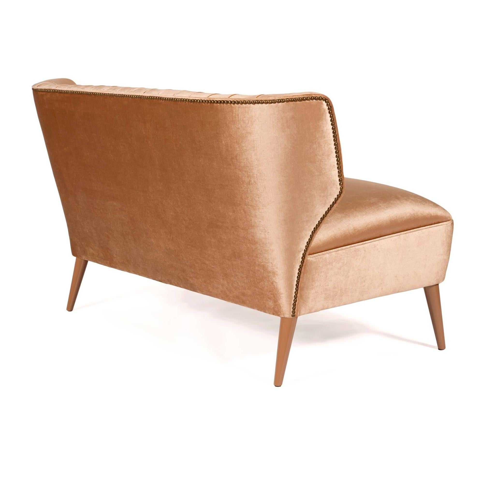 XXI secolo e contemporaneo Divano Lipstick Art Deco Design con tappezzeria verticale a pieghe a mano in vendita