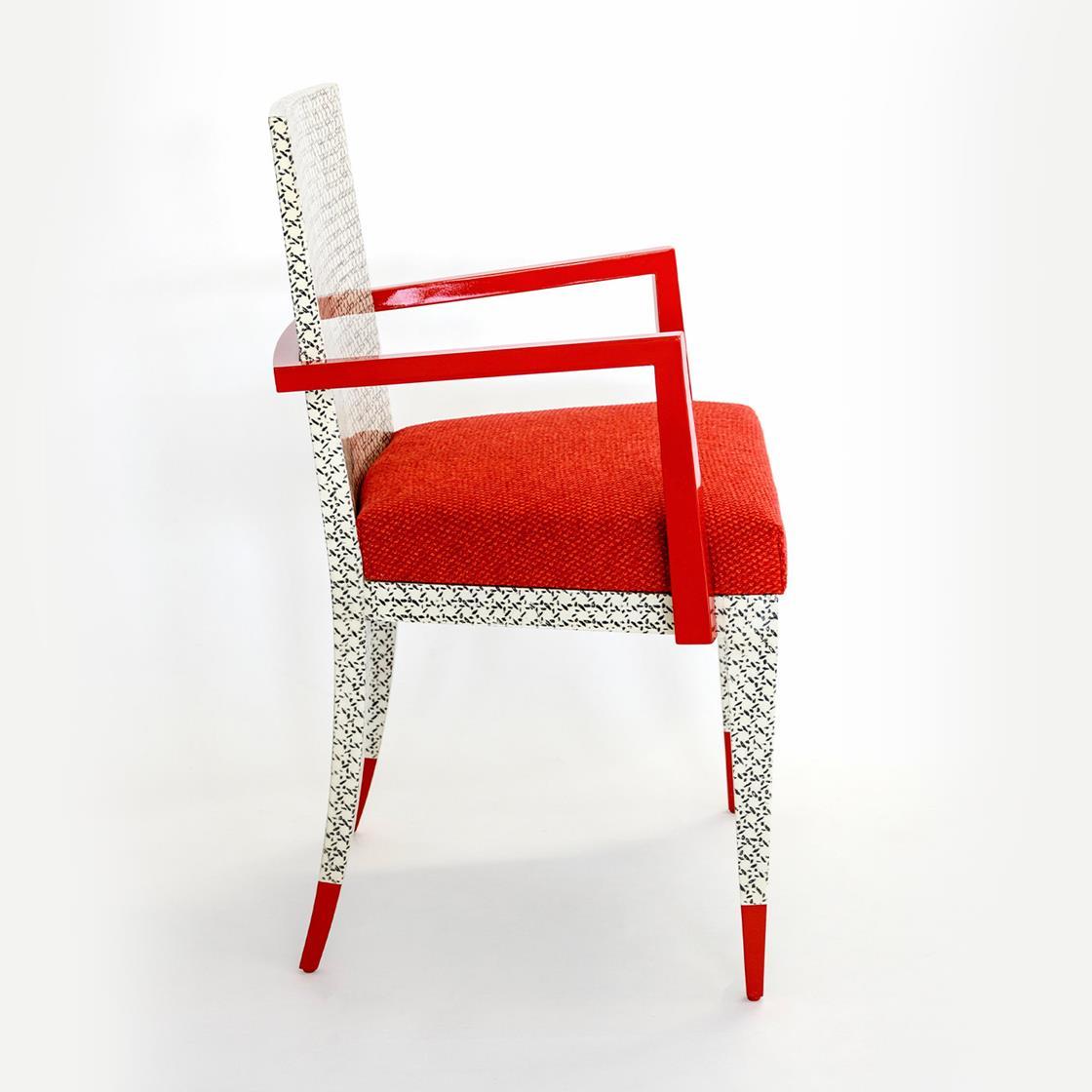 Dieser originelle und elegante Stuhl eignet sich perfekt zum Essen, aber auch für Wohn- und Schlafzimmer. Die Struktur ist aus Holz und mit einer schönen weißen und grauen Tapete bedeckt, die von Hand auf den Sockel, die Beine und die Rückwand