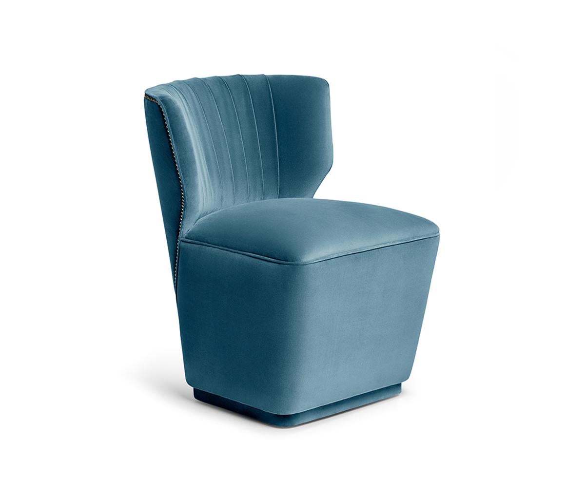 Chaise pivotante Lipstick de Munna
Dimensions : 66 x 60 x 80 cm : D 66 x L 60 x H 80 cm. SH : 51 cm.
MATERIAL : Bois massif, mousse, bronze et rembourrage.
Finition : Velours de coton, ref. Clous d'ameublement bleu acier, CV27, et clous