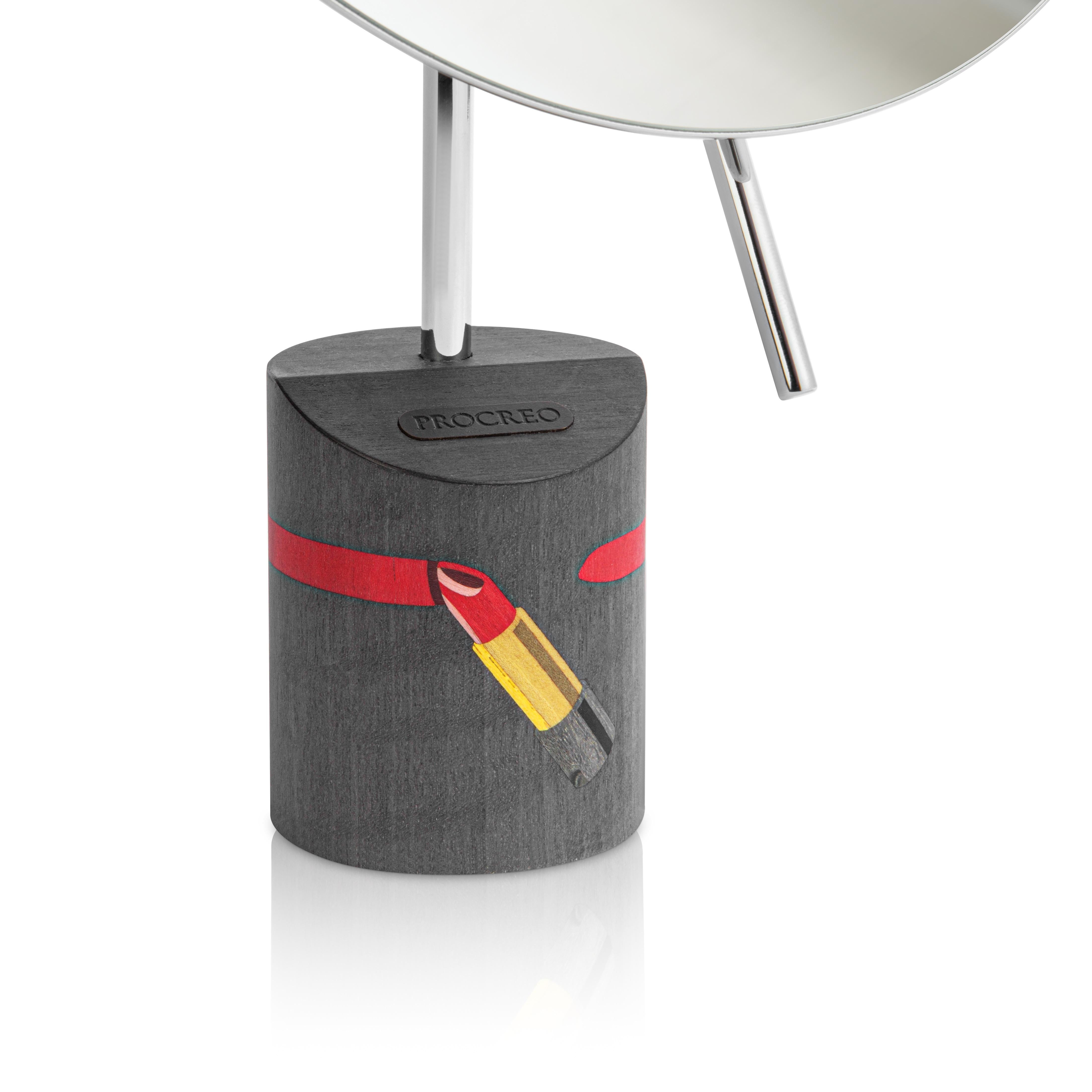 Der schlichte, aber markante und verspielte Spiegel Glacio aus dunkelgrauer Eiche besticht durch seine kantige Form, die mit dem handgefertigten Intarsienmuster eines Lippenstiftes verziert ist!
Ein wirklich zeitgenössisches Design für ein modernes