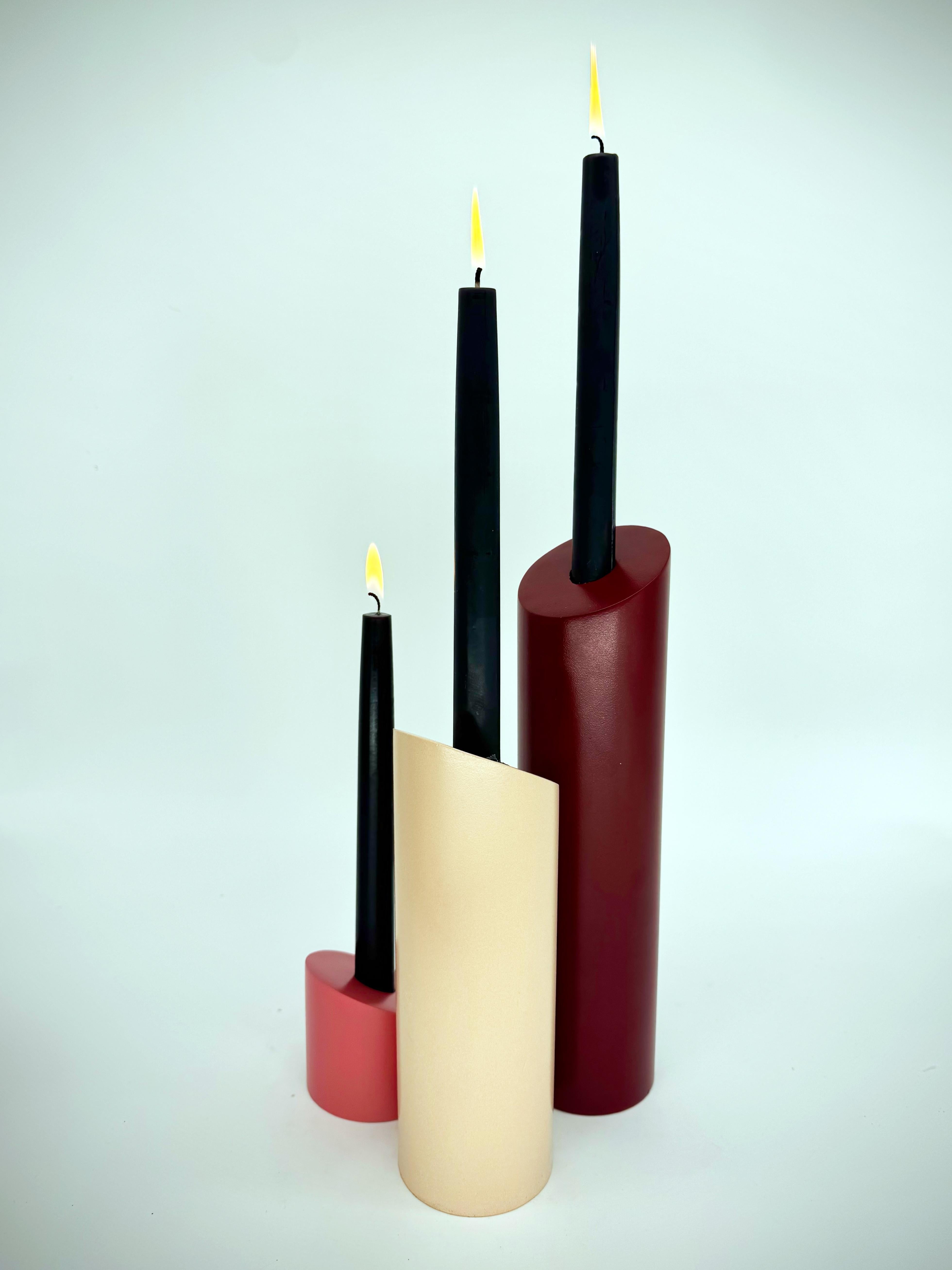 Bastoncini per labbra - Portacandele

Migliora l'arredamento della tua casa con LipSticks - Portacandele. Realizzati a mano dall'artista di Brooklyn Franco V, questi portacandele modulari offrono infinite possibilità di creare un'esposizione unica. 